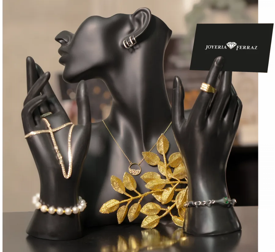 Expositor de joyas de oro y perlas en Joyería Ferraz