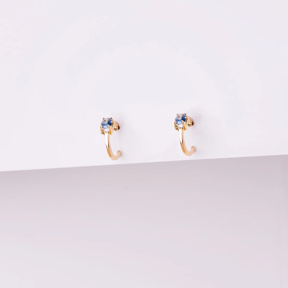 18K PENDIENTES ORO AMARILLO MEDIO ARO LISO CON AGUAMARINA 12X3 MM CIERRE PRESION. — vista 2