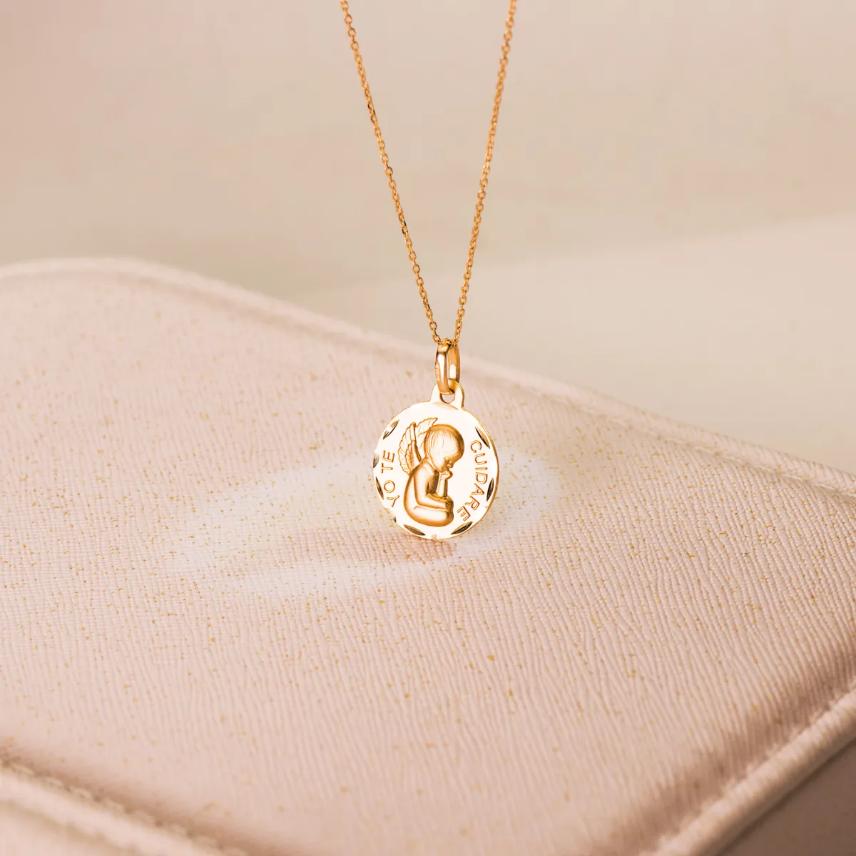 18K MEDALLA ORO AMARILLO ANGELITO "YO TE CUIDARE" TALLADA. MEDIDA: 16 MM — vista 2