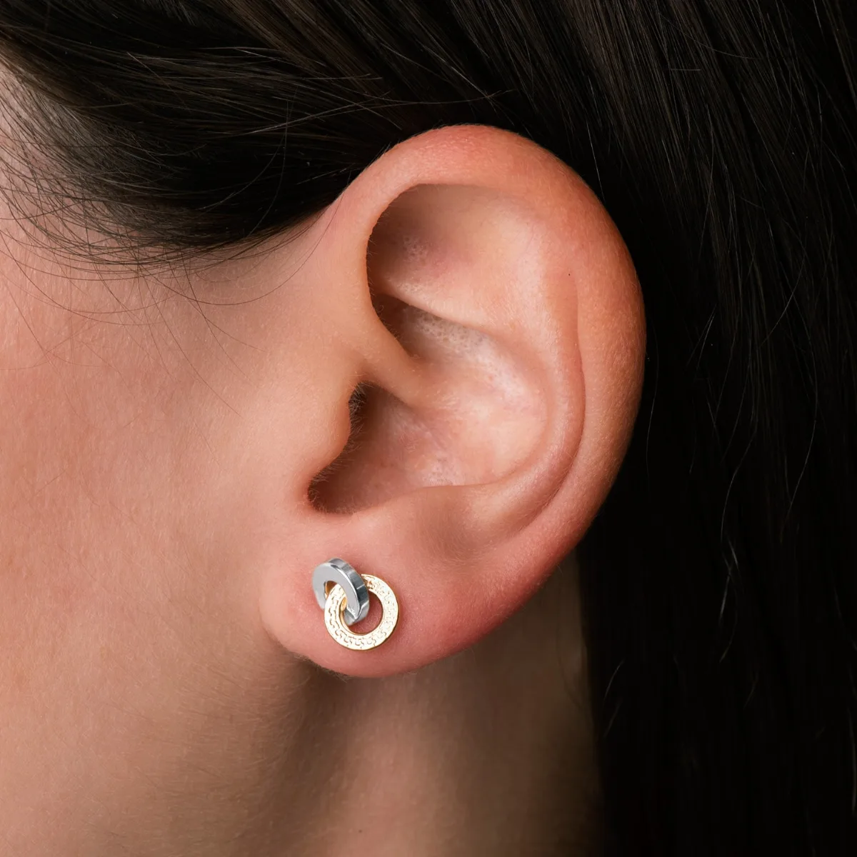 18K PENDIENTES ORO BICOLOR DOBLE ARO LISO Y GRECA 10 X 7 MM. CIERRE PRESION — vista 3
