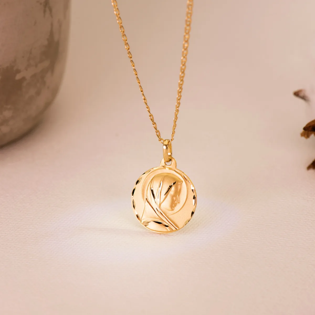 18K MEDALLA ORO AMARILLO MARIA FRANCESA TALLADA MATIZADA 18 MM — vista 2