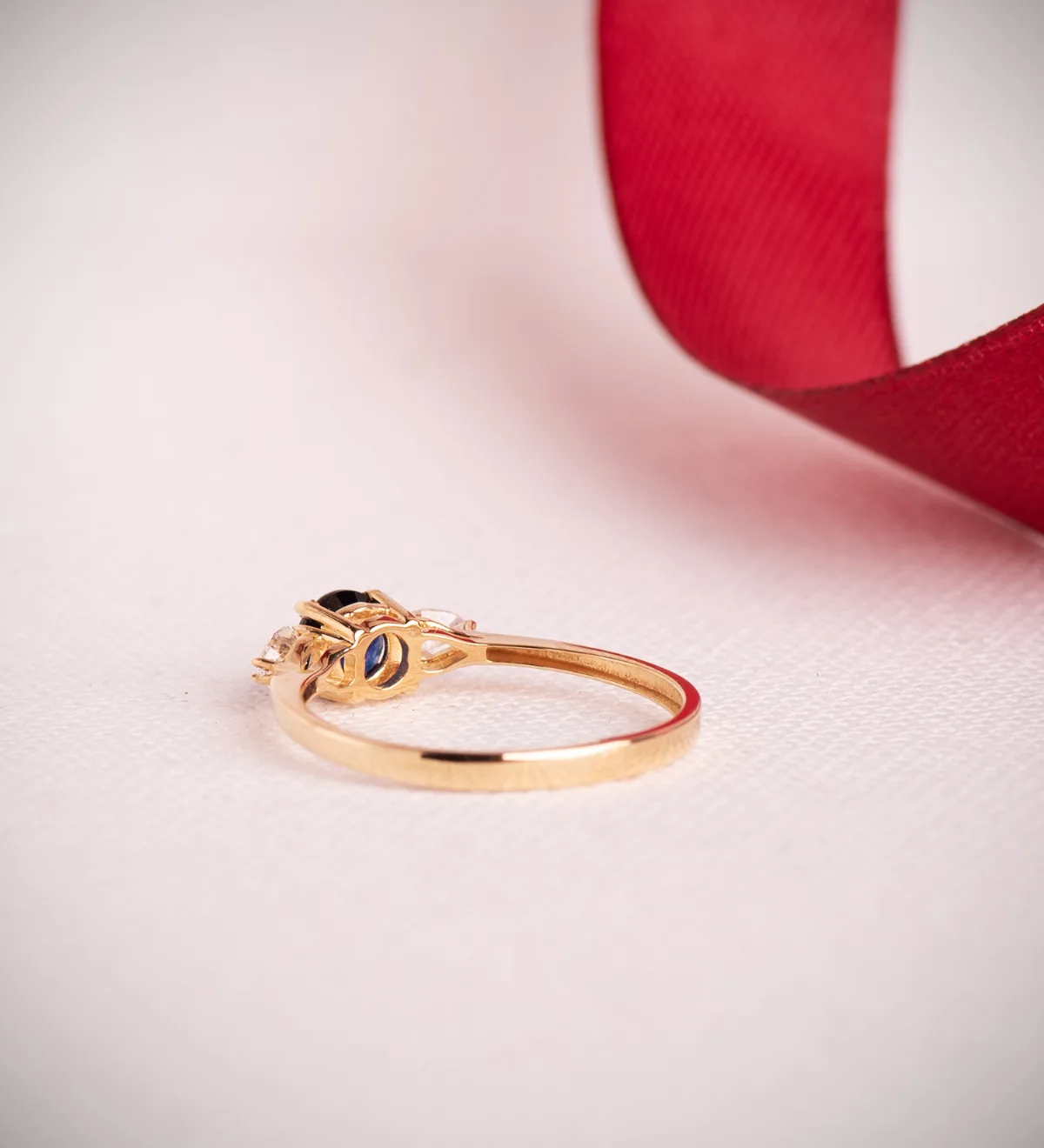 18K SORTIJA ORO AMARILLO ZAFIRO 5 MM 0,63 QT Y DIAMANTES LABORATORIO TALLA PERA 0,29QT. VS2 - E — vista 3