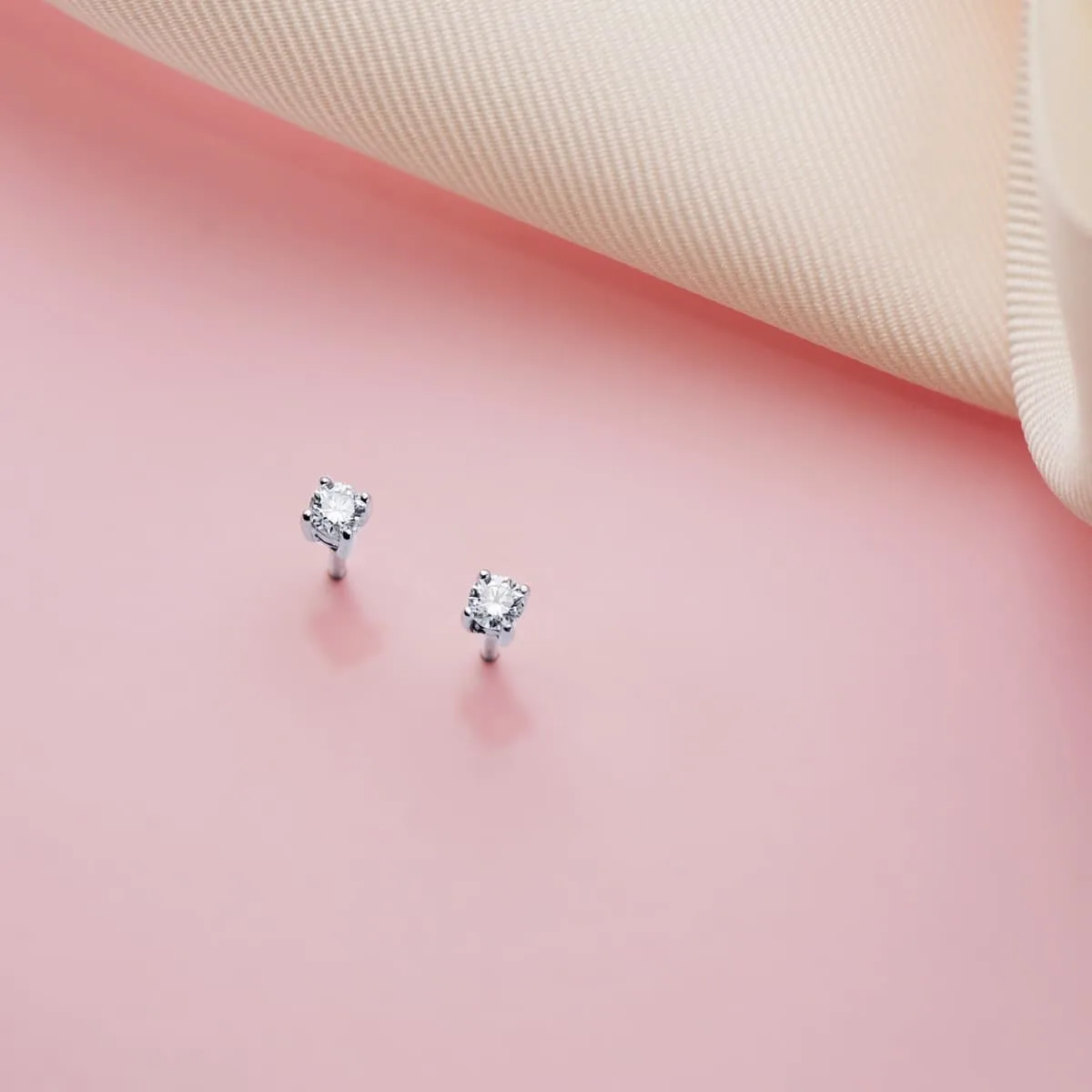 18K PENDIENTES ORO BLANCO DIAMANTES LABORATORIO 2,75 MM 0,20 QTS. VS2-G 3X3 MM. CIERRE PRESION — vista 2