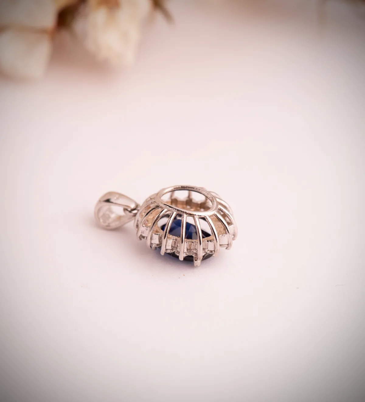 18K COLGANTE ORO BLANCO ZAFIRO DIFUSION 9X7 MM 2,47 QT. 16 DIAMANTES LABORATORIO 0,52 QTS. VS2-G. 14X12 MM — vista 3