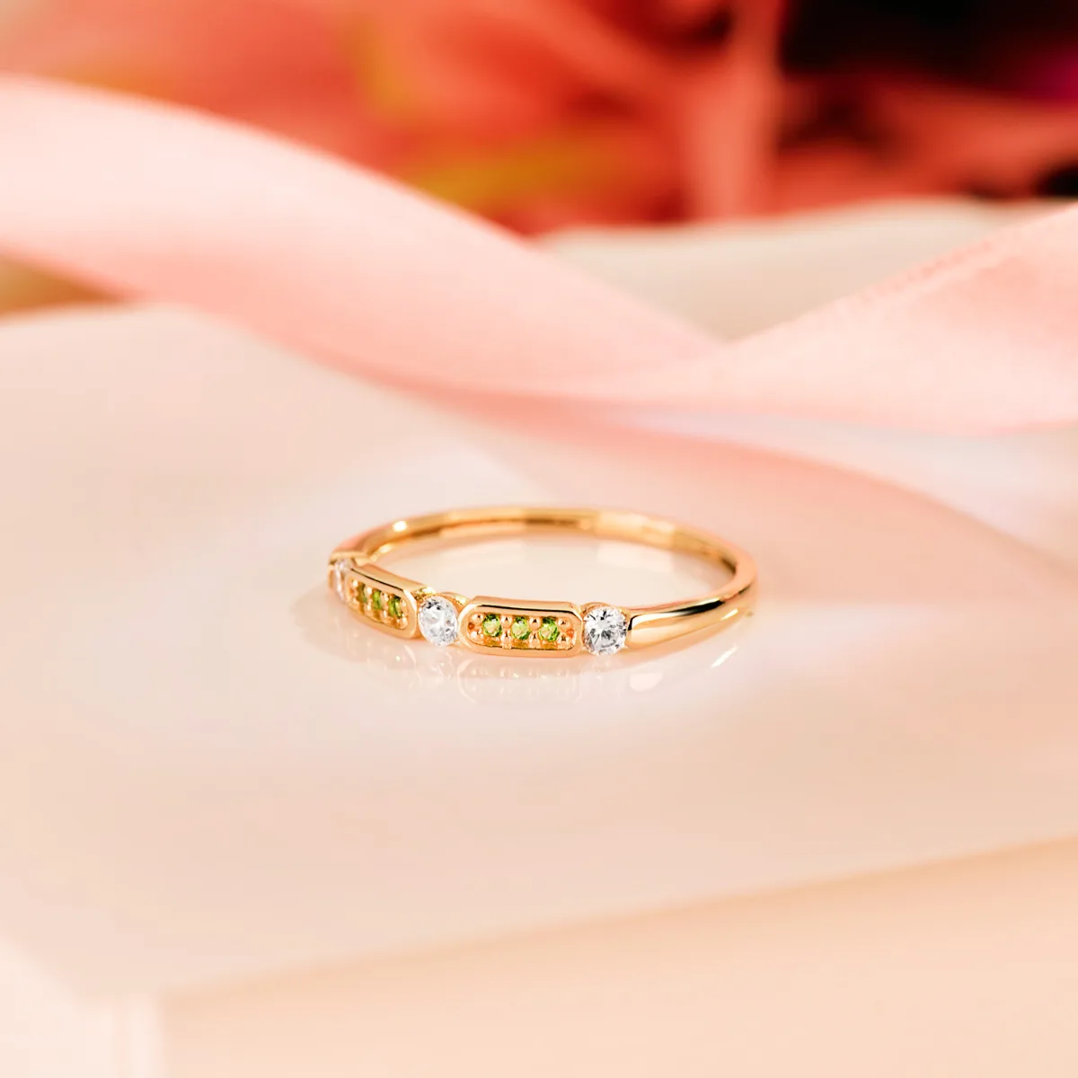 18K SORTIJA ORO AMARILLO CON CIRCONTIAS VERDES Y BLANCAS. ANCHO 2.5MM — vista 2