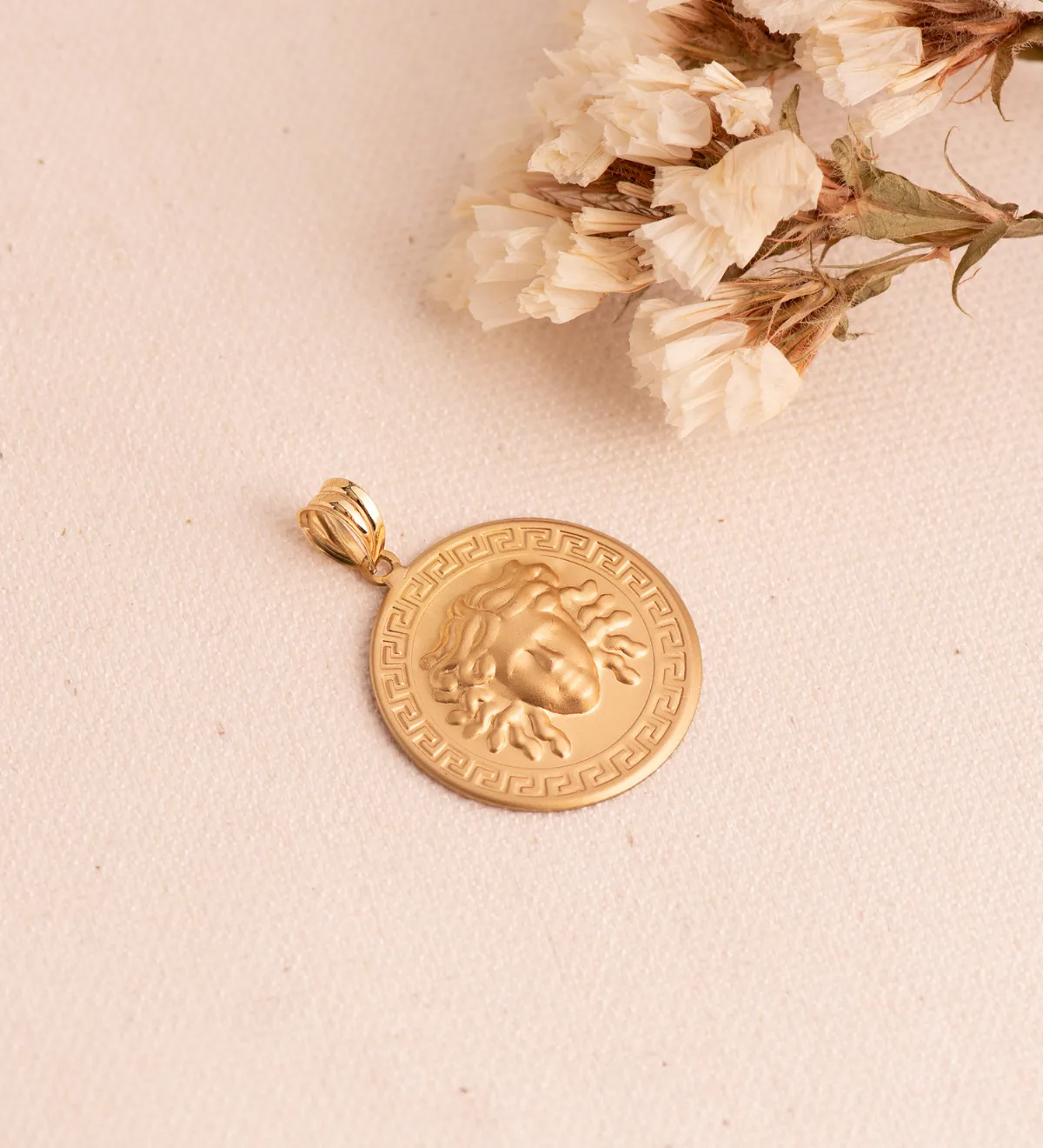 18K MEDALLA ORO AMARILLO MEDUSA CON BORDE DE GRECA MATIZADA 25 MM — vista 2