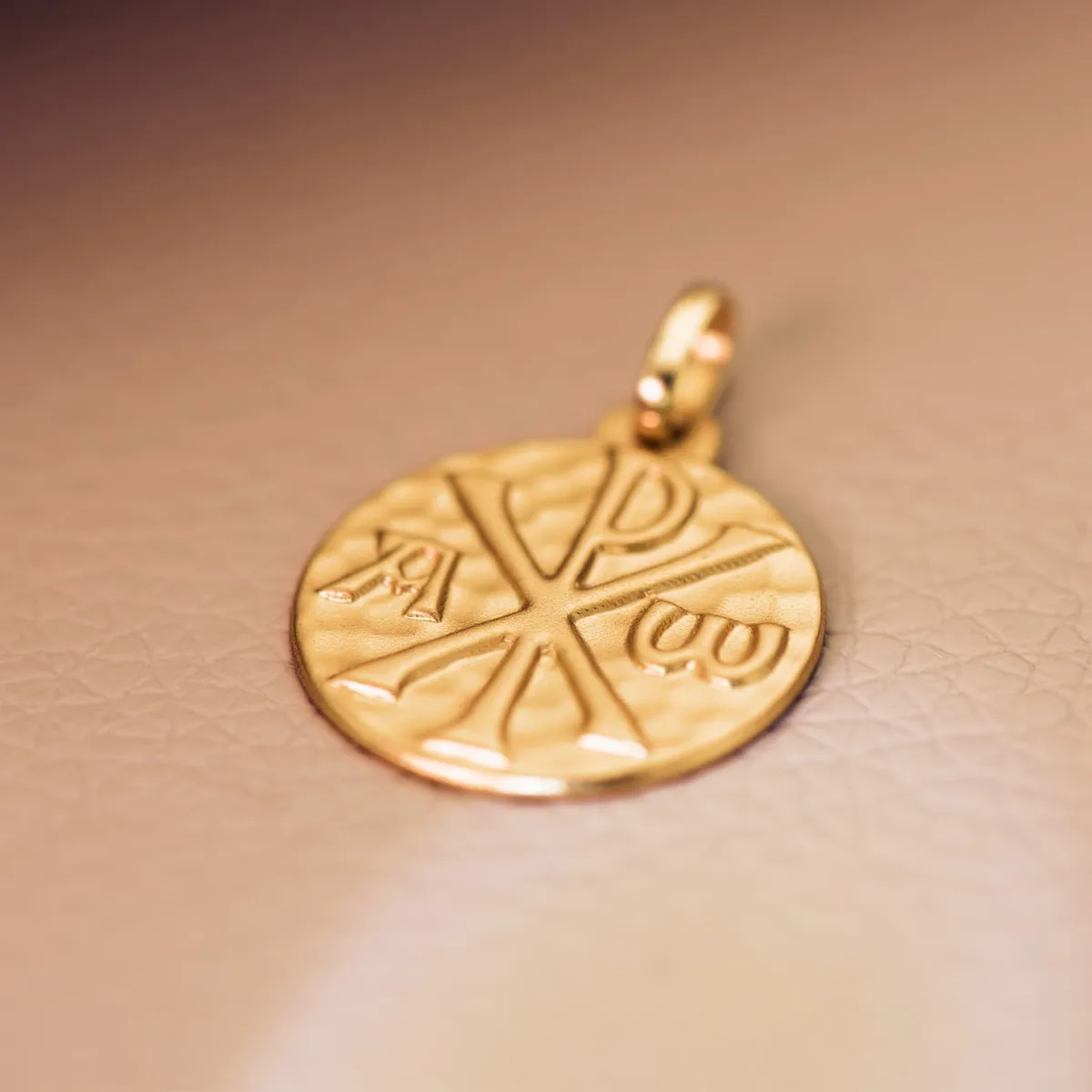 18K MEDALLA ORO AMARILLO CRUZ DE CRISMON MARTELE  18 MM — vista 3