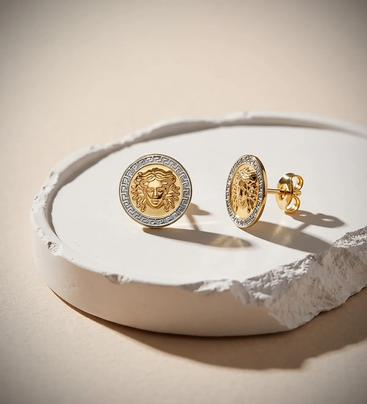 18K PENDIENTES ORO BICOLOR MEDUSA Y BORDE DE GRECA 10 MM CIERRE PRESION — vista 2