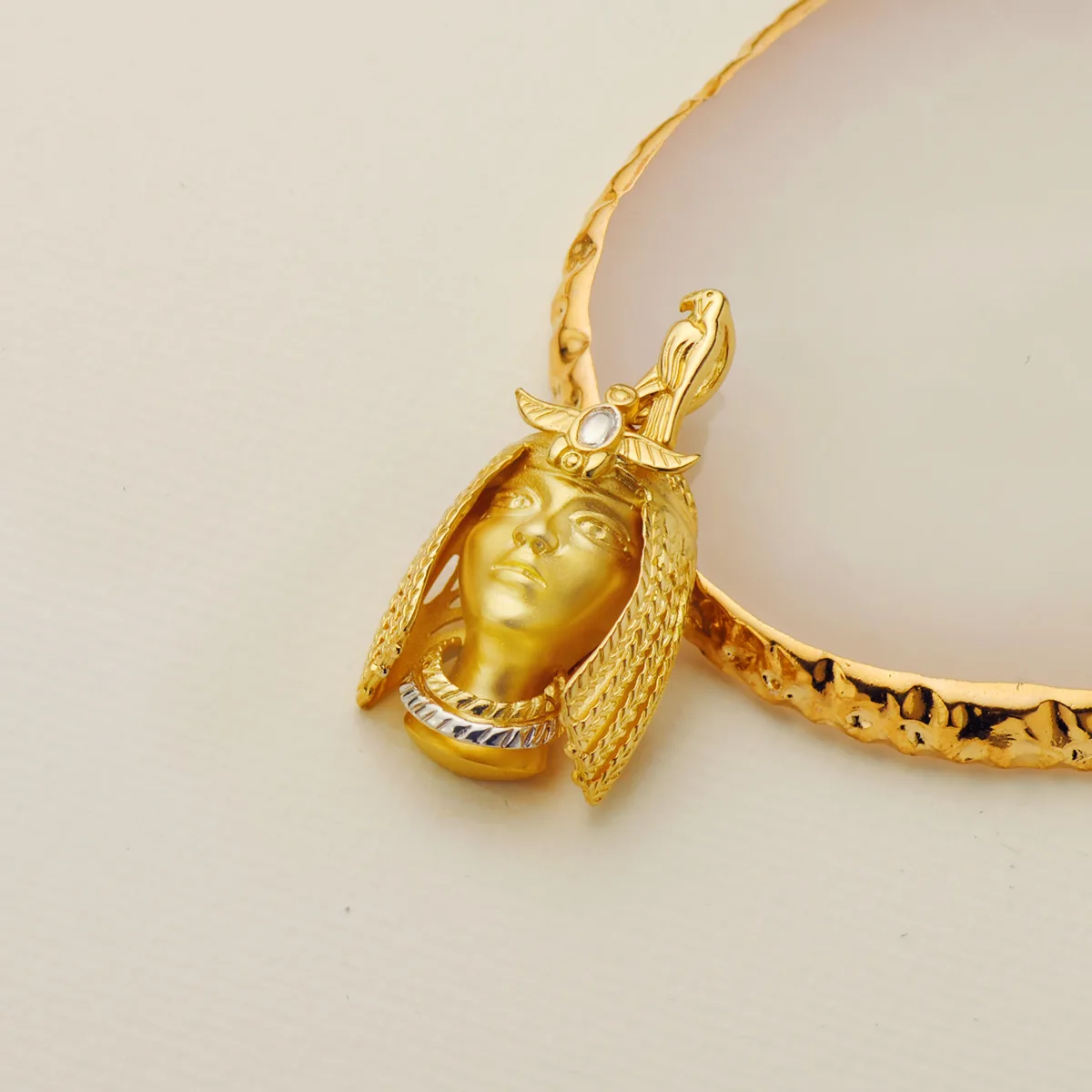 18K COLGANTE ORO BICOLOR EGIPCIO NEFERTARI 30X23 MM — vista 3