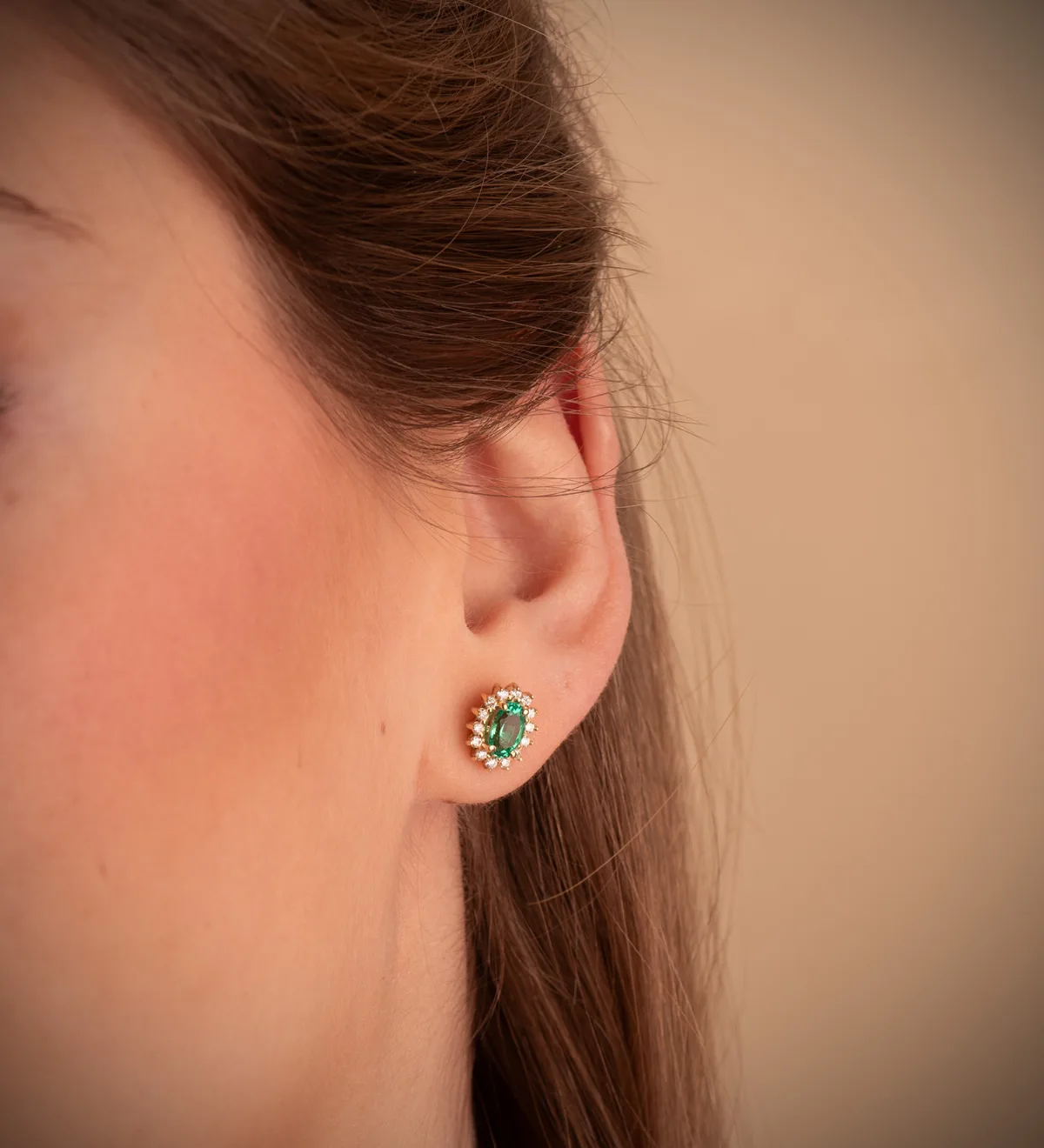 18K PENDIENTES ORO AMARILLO 28 DIAMANTES DE LABORATORIO Y  ESMERALDA RECRISTALIZADA 6X4 MM 0,78 QT 0,280QT VS2-G. 9,5X8 MM CIERRE PRESION — vista 2