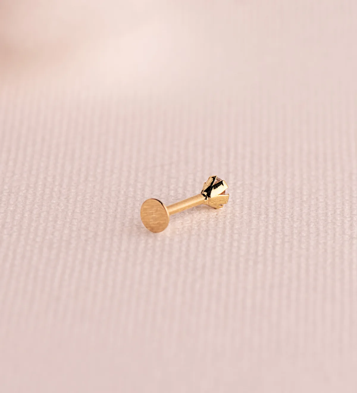 18K PIERCING DE OREJA ORO AMARILLO CIRCONITA CON GARRAS 3,5 MM. GRUESO BARRA 1MM. CIERRE TUERCA — vista 3