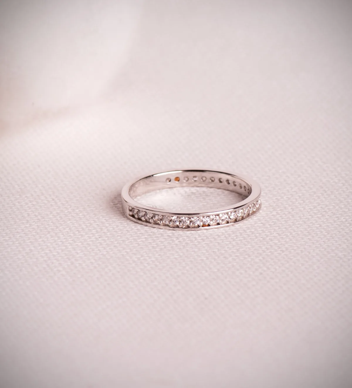18K MEDIA  ALIANZA O ANILLO ORO BLANCO CON CIRCONITA CLAVADA  ANCHO: 2,5MM — vista 3
