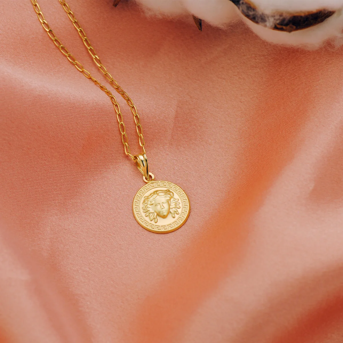 18K MEDALLA ORO AMARILLO MEDUSA CON BORDE DE GRECA MATIZADA 15 MM — vista 3