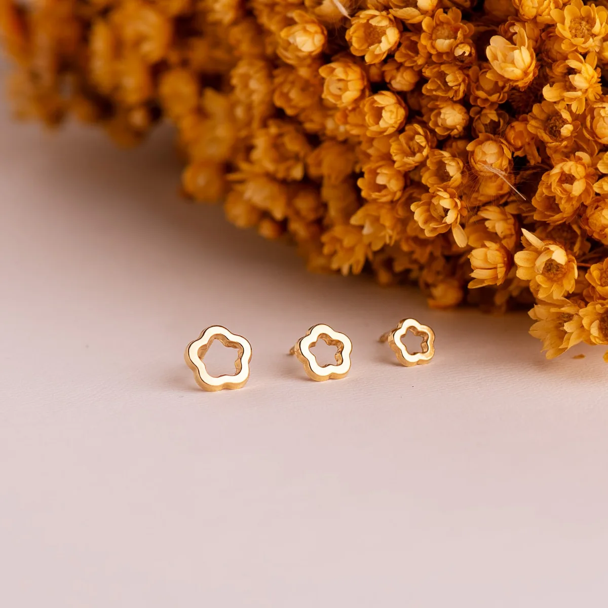 18K PENDIENTES ORO AMARILLO FLOR BRILLO CALADA 5 X 5 MM. CIERRE TUERCA — vista 3