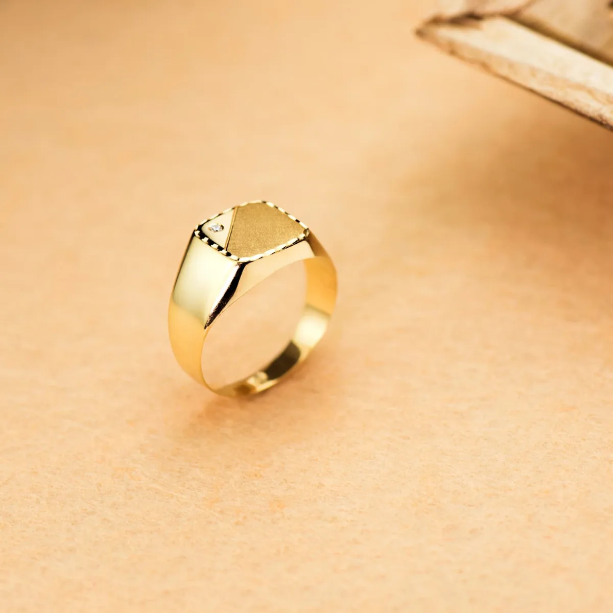 18K SELLO ORO AMARILLO CABALLERO HUECO EN BRILLO CON CIRCONITA CABEZA 12X11 MM — vista 3