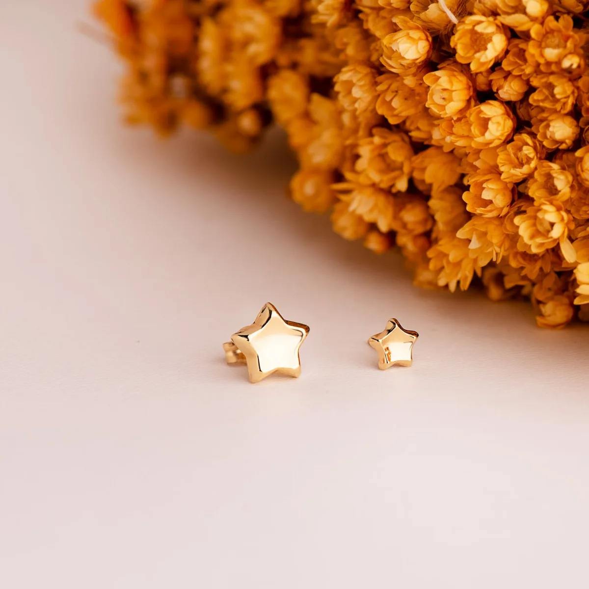 18K PENDIENTES ORO AMARILLO ESTRELLA CONCAVO EN BRILLO 8X8 MM. CIERRE PRESION — vista 3