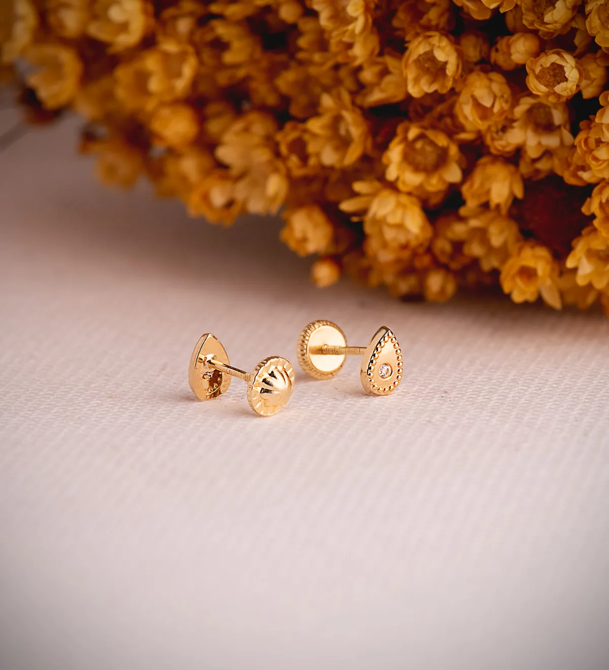 18K PENDIENTES ORO AMARILLO GOTA CON CIRCONITAS Y BORDES BOLITAS. MEDIDA: 6 X 4 MM. CIERRE TUERCA — vista 2