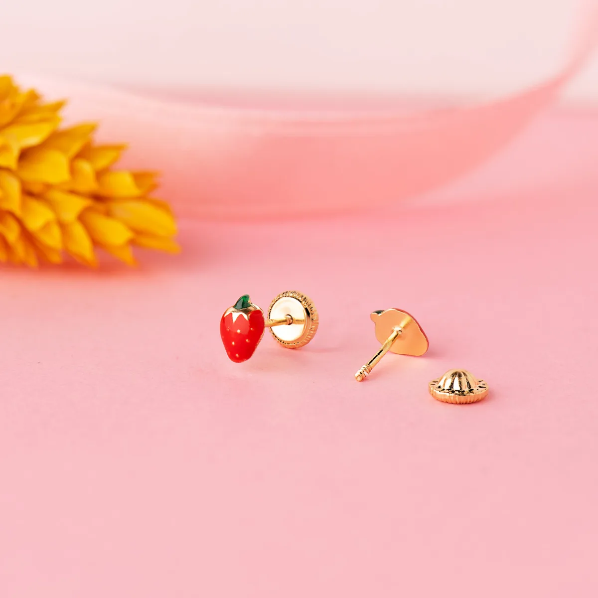 18K PENDIENTES ORO AMARILLO FRESAS MINIS ESMALTE 5,5X4 MM. CIERRE TUERCA — vista 2