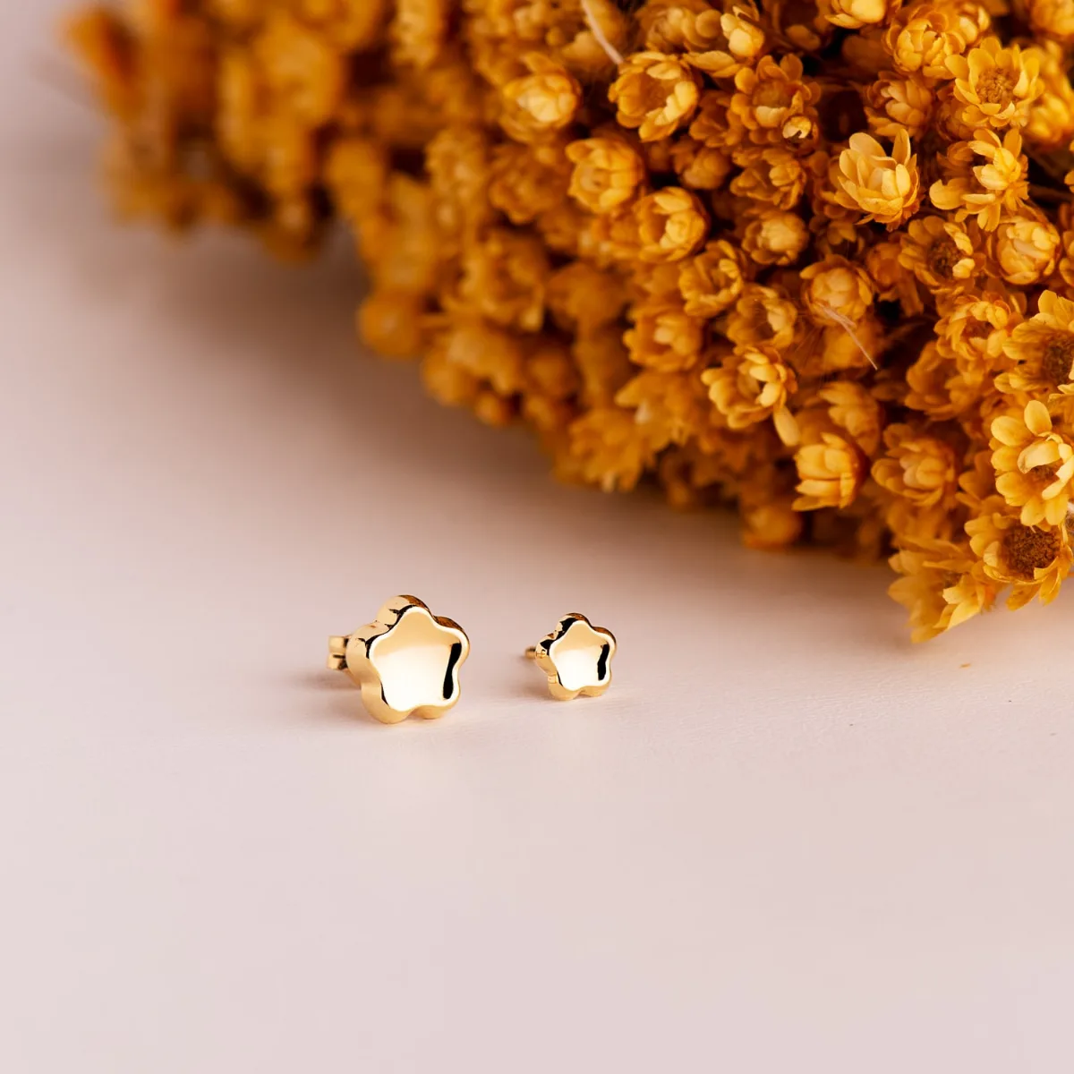 18K PENDIENTES ORO AMARILLO FLOR CONCAVO EN BRILLO 5X5 MM. CIERRE TUERCA — vista 3