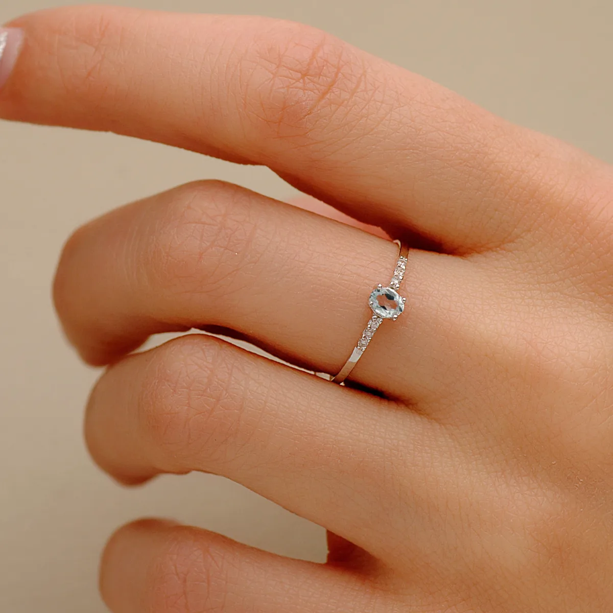18K SORTIJA DIAMANTE ORO BLANCO 0.030 QT  OVAL AGUAMARINA NATURAL 4 X 3 MM CUERPO 1.30 MM — vista 2