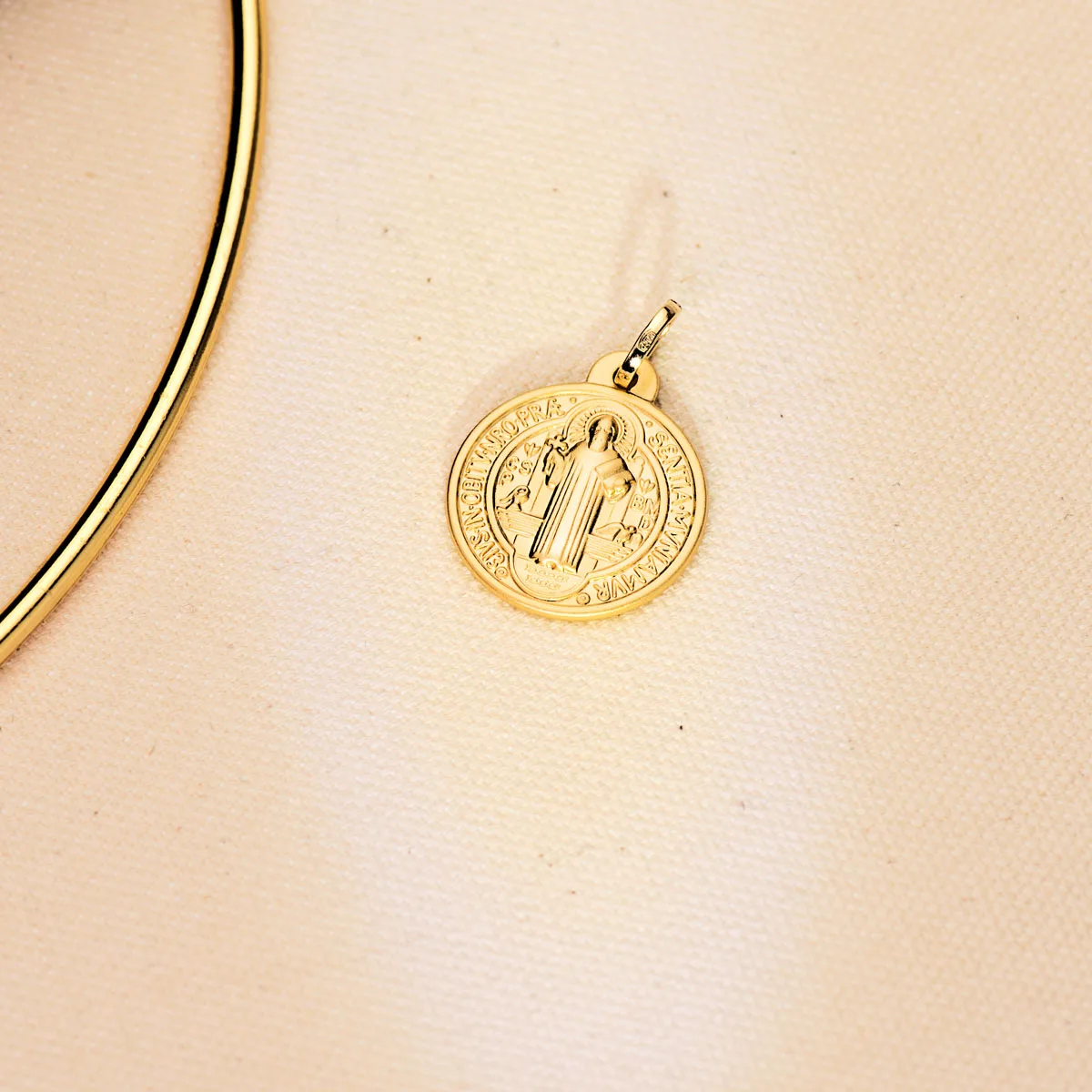 18K MEDALLA ESCAPULARIO ORO AMARILLO SAN BENITO MONJE 20 MM MATIZADA — vista 2