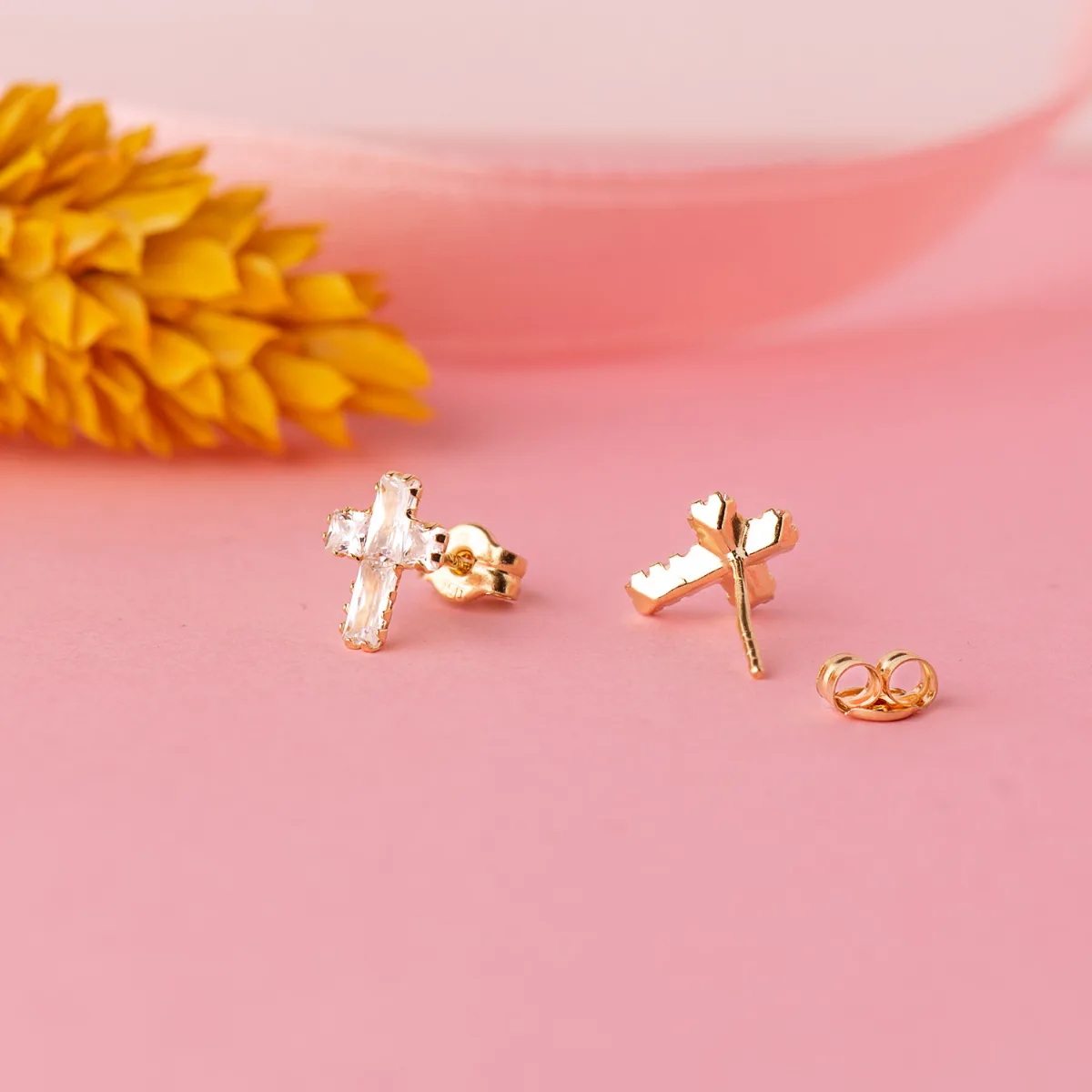 18K PENDIENTES ORO AMARILLO CRUZ CIRCONITAS BAGUETTE. 8,5 X 6,5 MM. CIERRE PRESION — vista 2