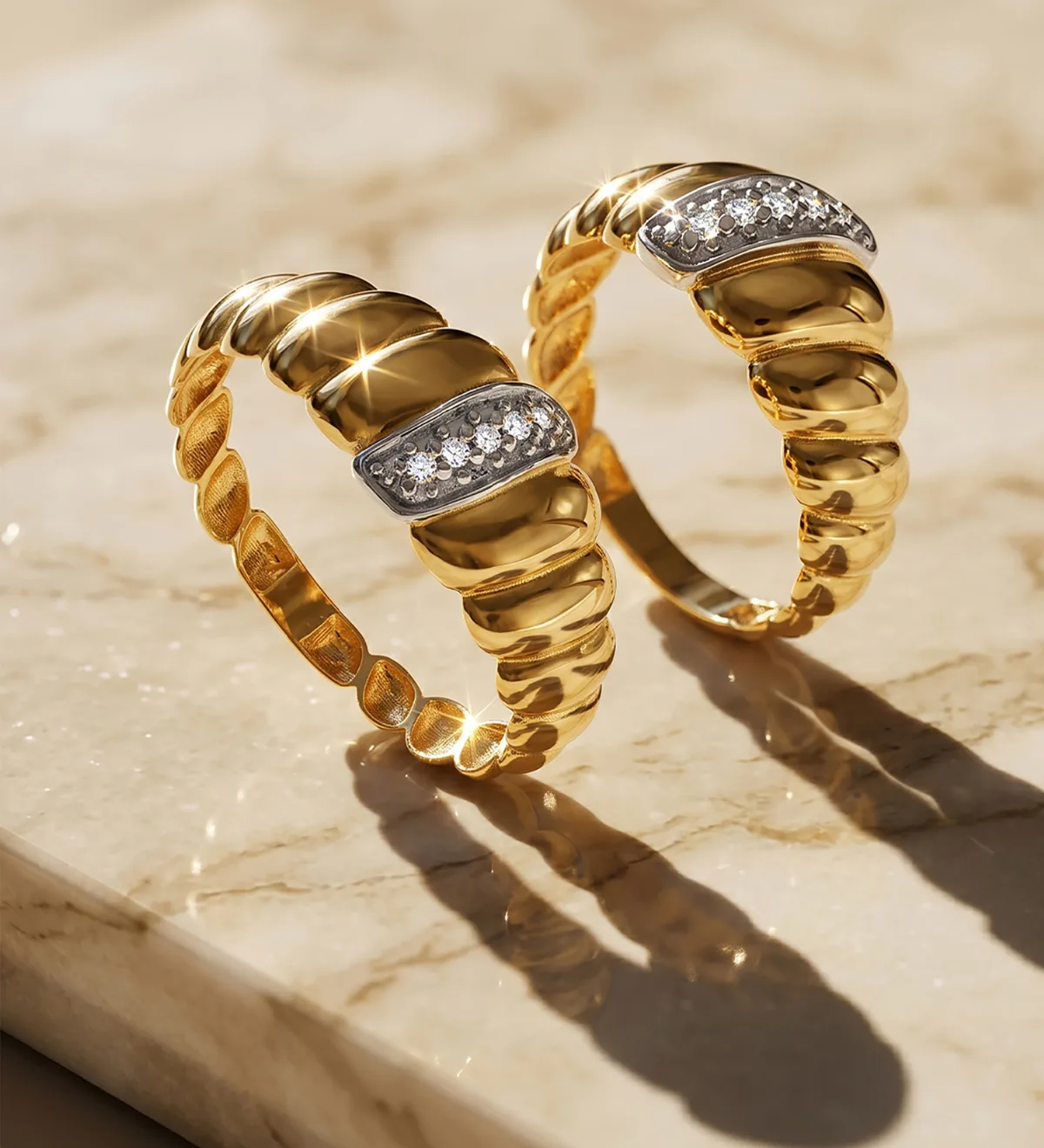 18K SORTIJA ORO AMARILLO CROISSANT GALLONES MOTIVO CON CIRCONITAS. ANCHO: 7.5 MM — vista 2