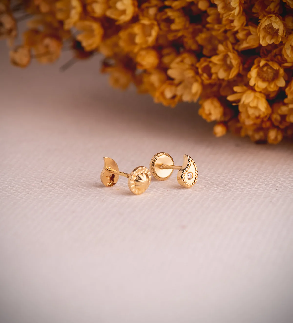 18K PENDIENTES ORO AMARILLO GOTA CURVA CON CIRCONITAS Y BORDES BOLITAS. MEDIDA: 6 X 4 MM.CIERRE TUERCA — vista 2