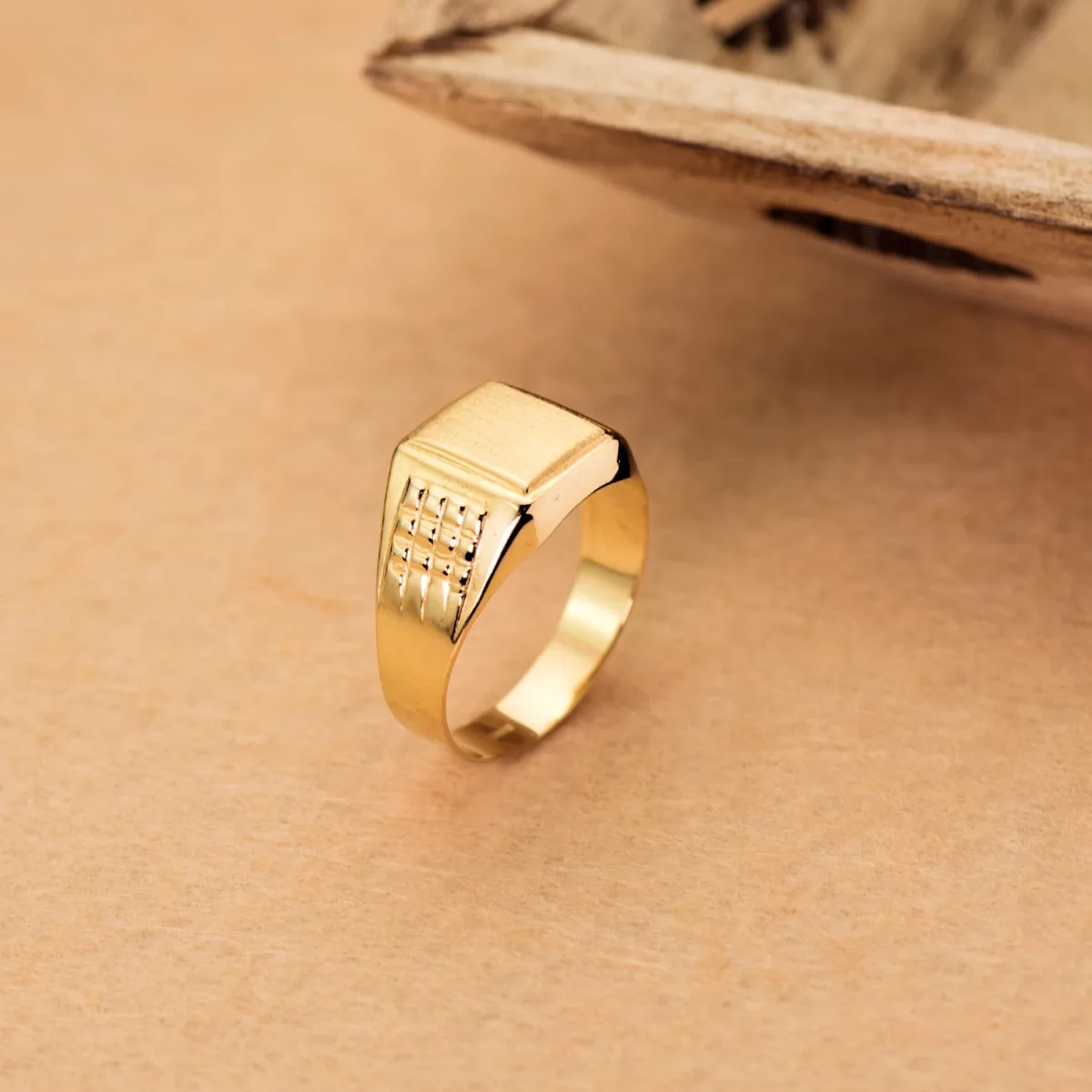 18K SELLO ORO AMARILLO CABALLERO HUECO LATERAL BRILLO. ZONA GRABADO: 10X9 MM — vista 2