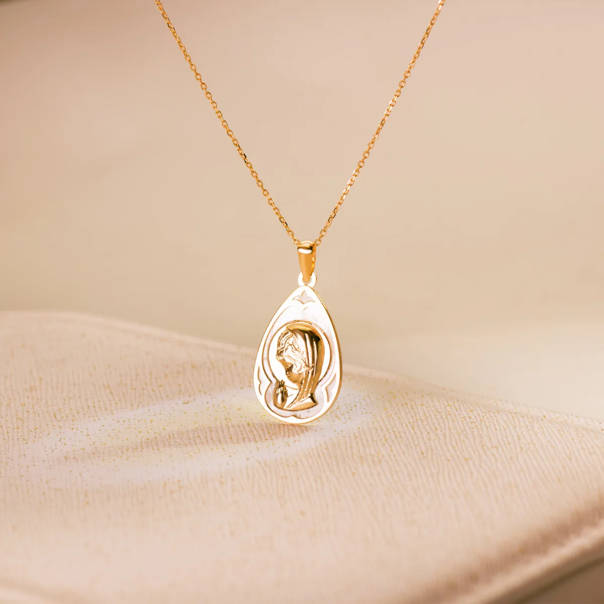 18K MEDALLA ORO AMARILLO GOTA CON NACAR BLANCO Y VIRGEN NIÑA 19X12 MM — vista 2