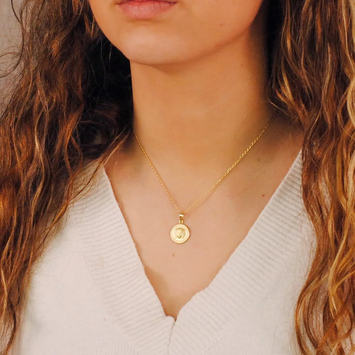 18K MEDALLA ORO AMARILLO MEDUSA CON BORDE DE GRECA MATIZADA 15 MM — vista 2