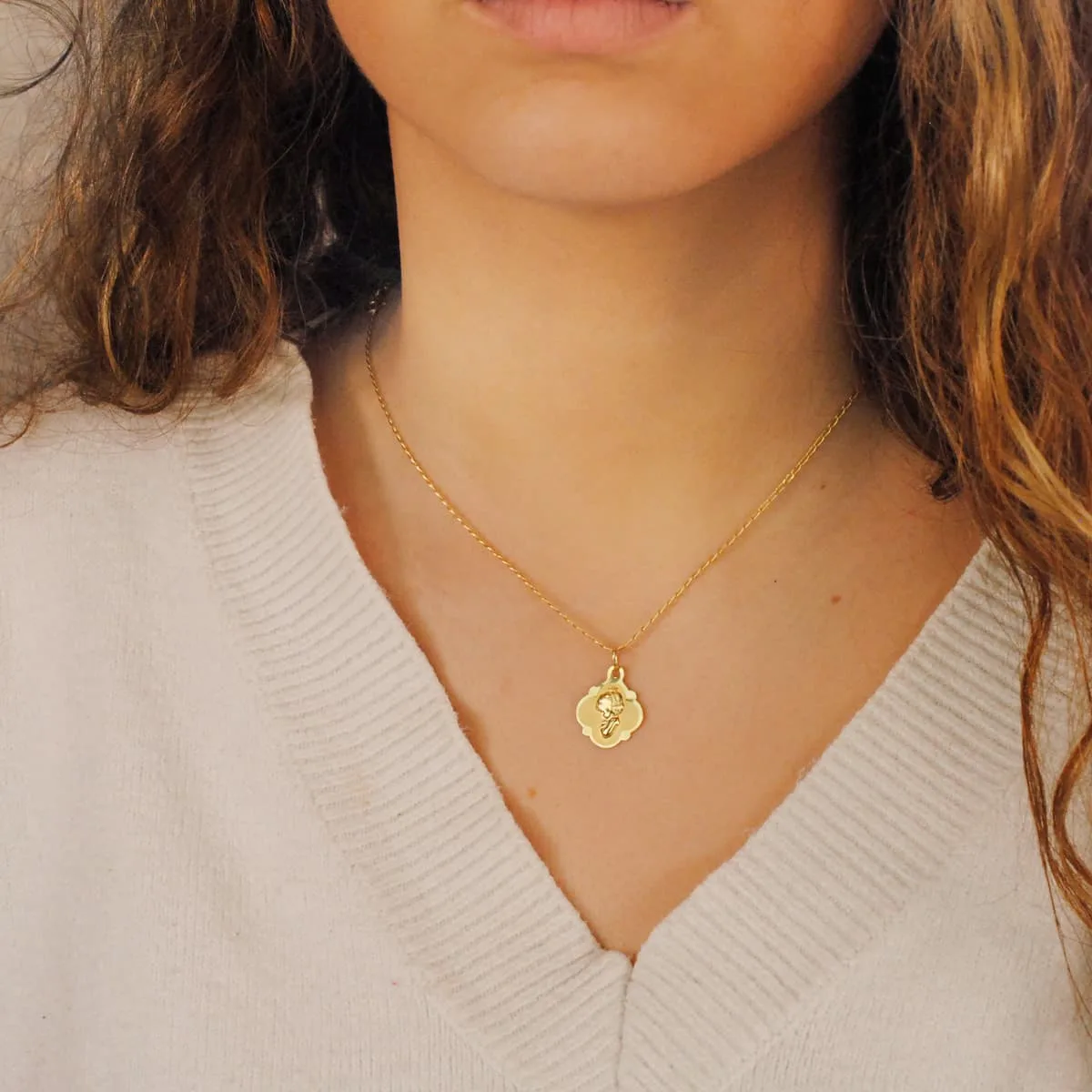 18K MEDALLA ORO AMARILLO VIRGEN NIÑA 19X16 MM — vista 2