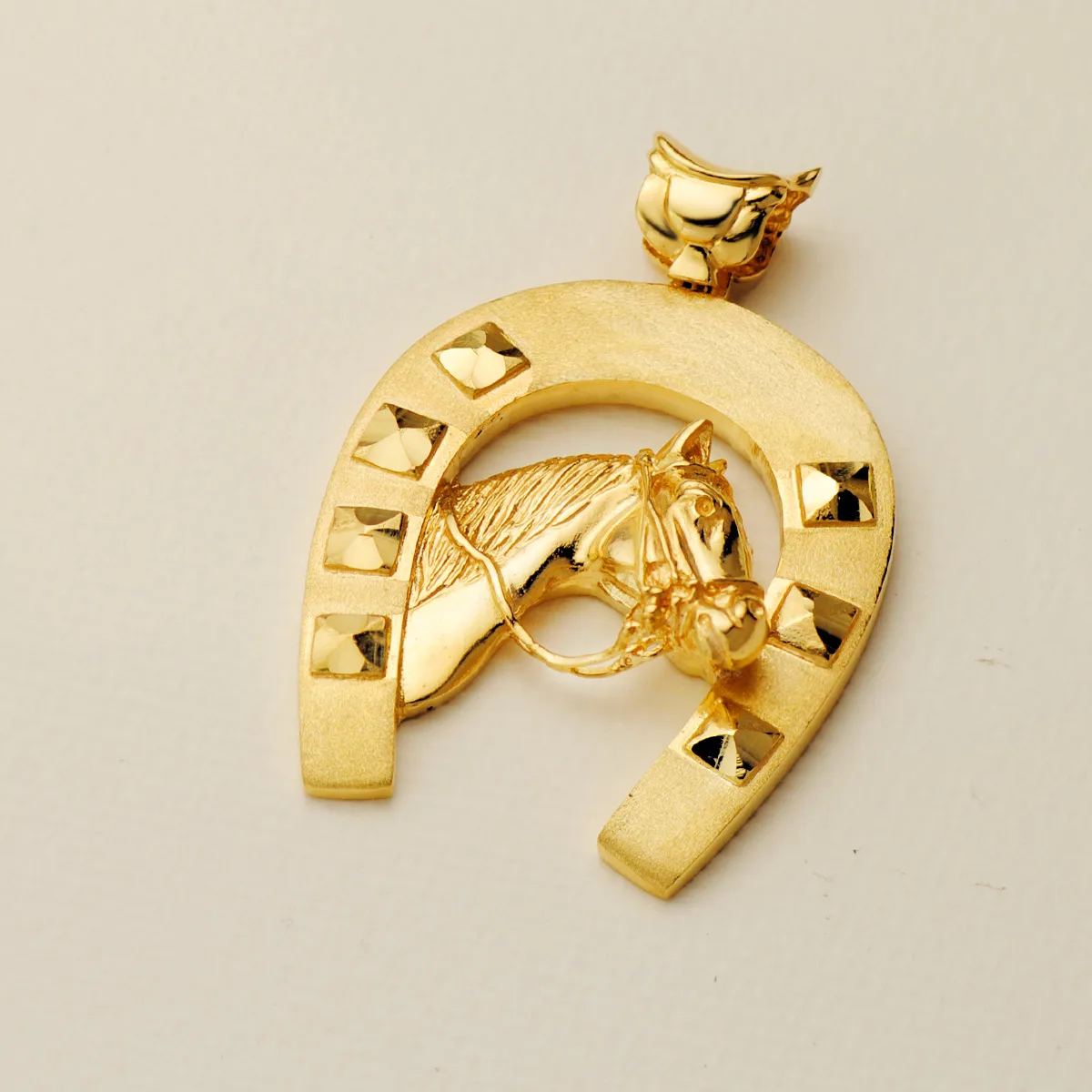 18K COLGANTE ORO AMARILLO HERRADURA CON CABALLO 48X40 MM — vista 3
