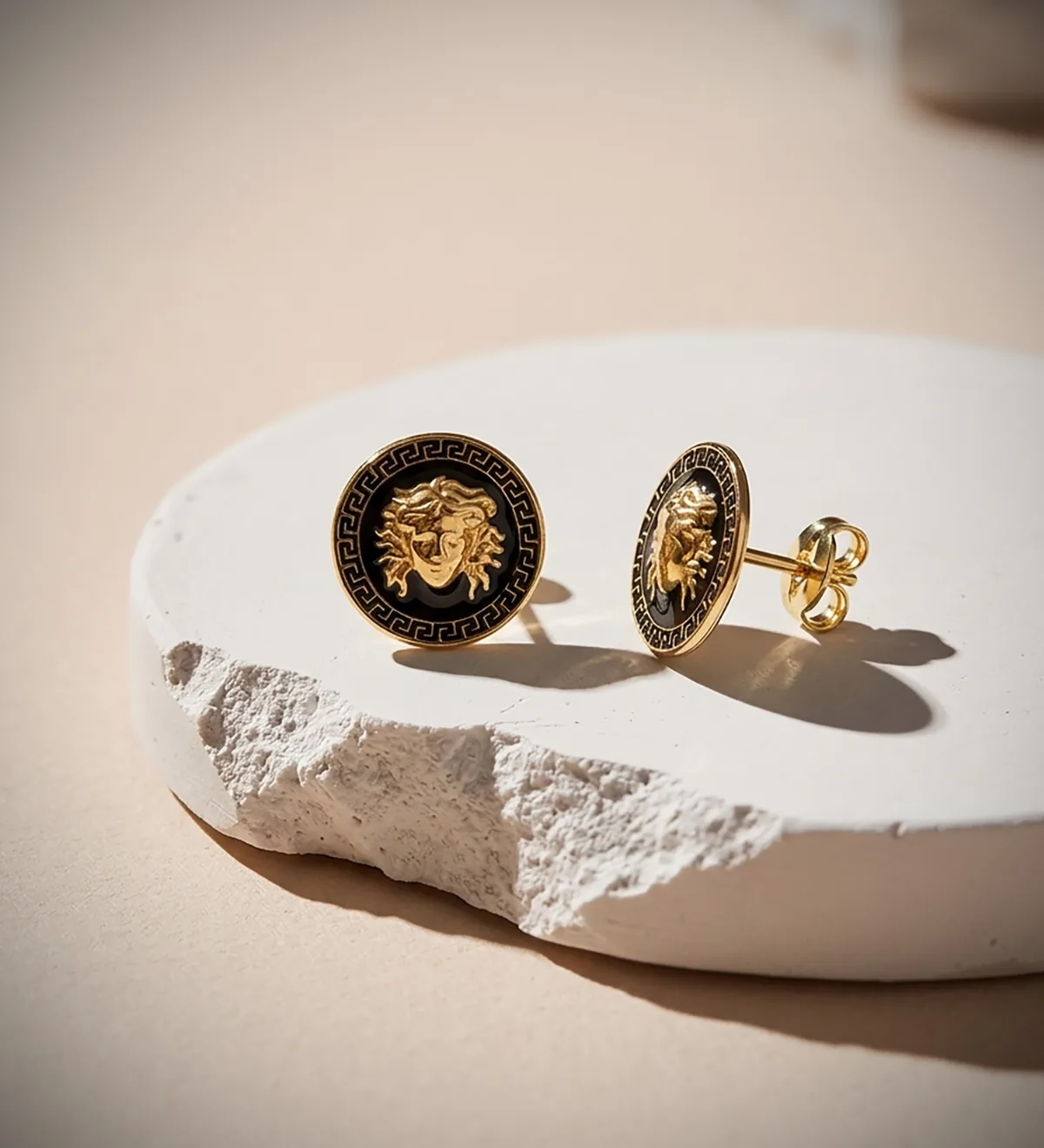 18K PENDIENTES ORO AMARILLO MEDUSA Y BORDE DE GRECA ESMALTE NEGRO. ANCHO: 10 MM. CIERRE PRESION — vista 2