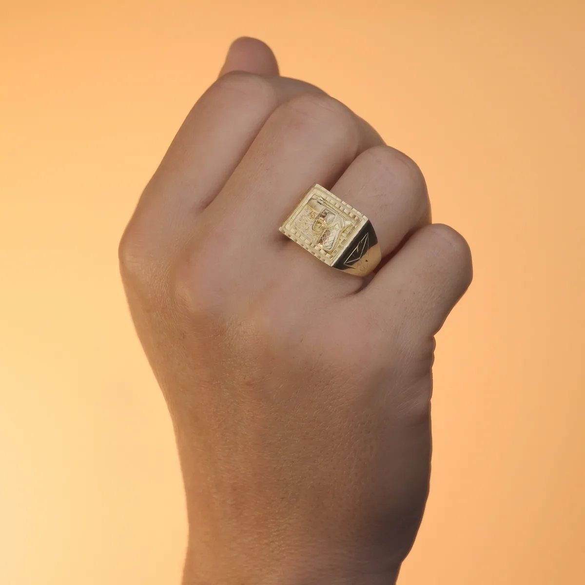 18K SELLO ORO AMARILLO CABALLERO PISTOLA TALLADA RECTANGULAR 21X16 MM — vista 3