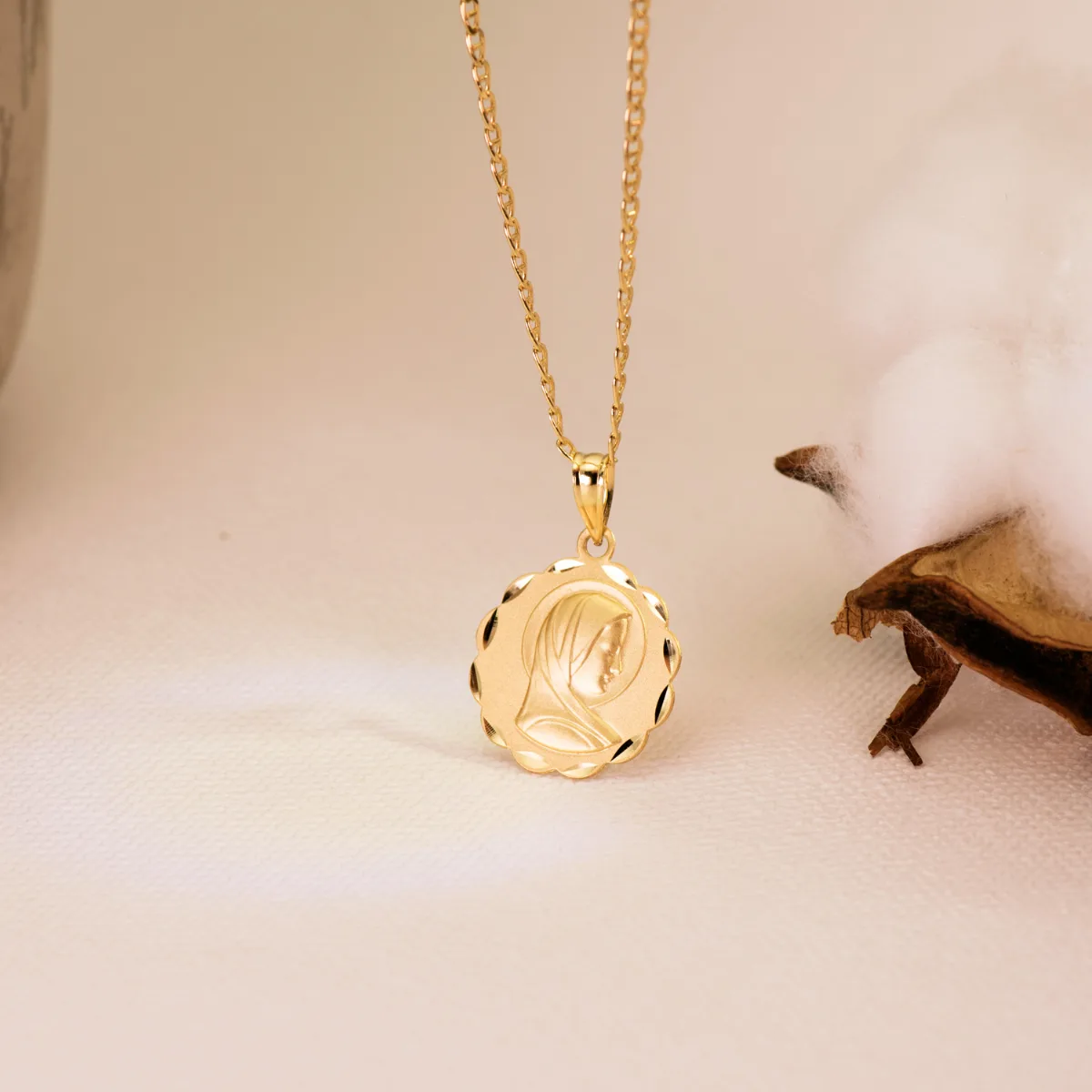 18K MEDALLA ORO AMARILLO VIRGEN MARIA MATIZADA Y TALLADA 17 MM — vista 2