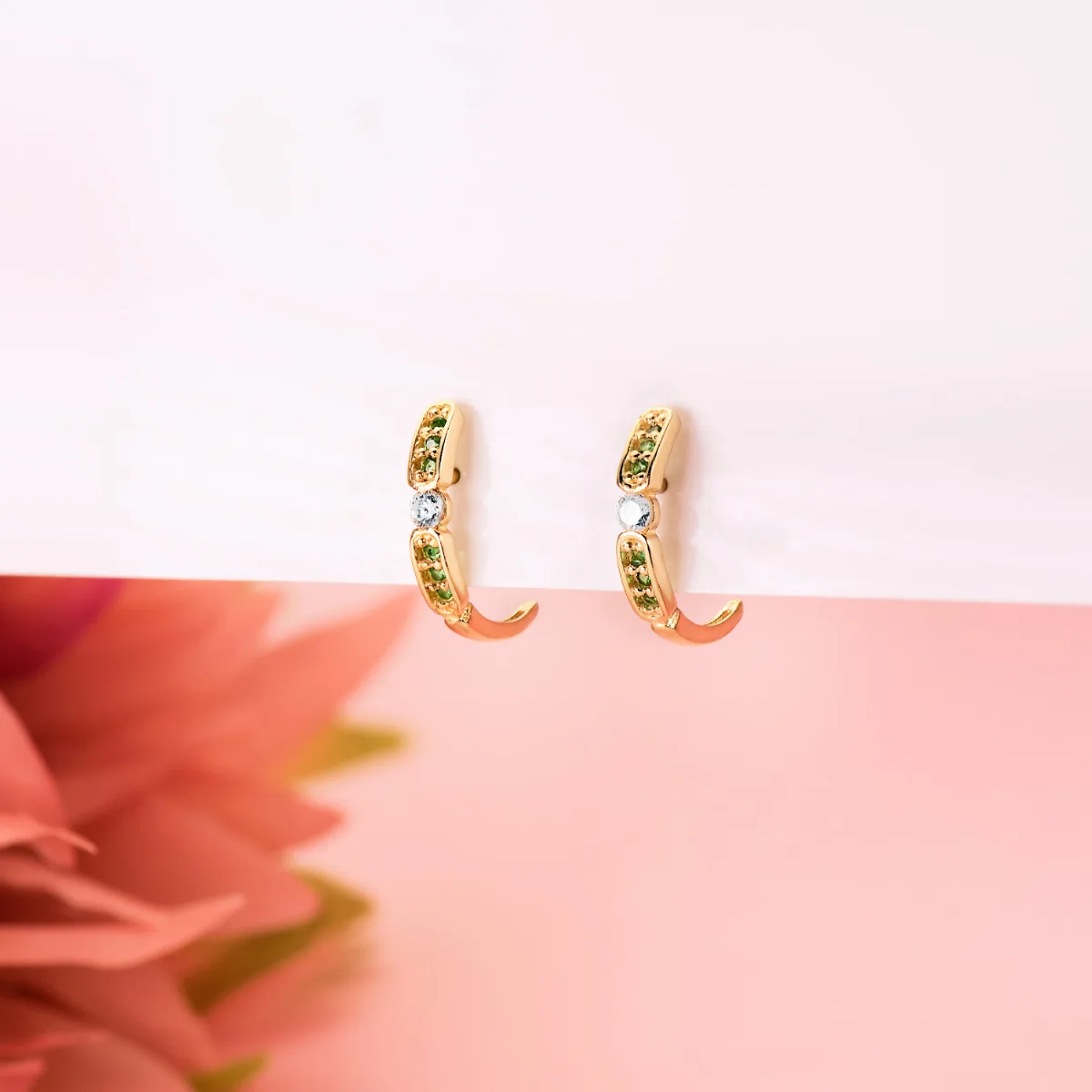 18K PENDIENTES ORO AMARILLO MEDIO ARO ABIERTO CON CIRCONTIAS VERDES 16 X 3 MM. CIERRE PRESION — vista 2