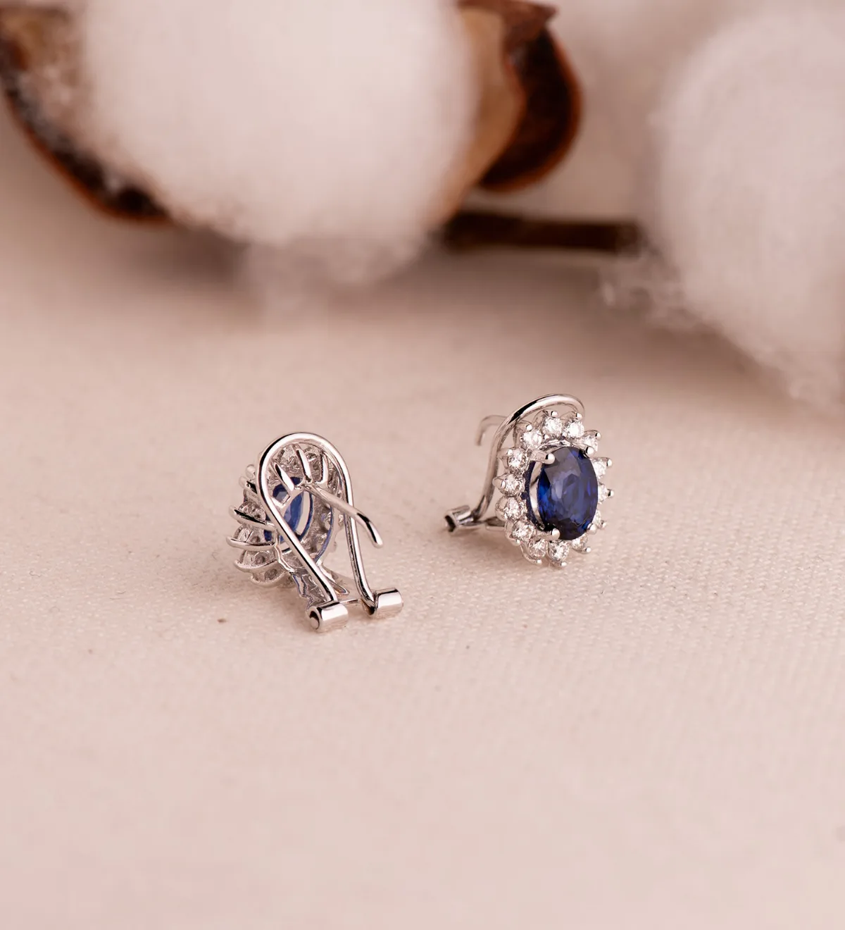 18K PENDIENTES ORO BLANCO DIAMANTES DE LABORATORIO Y ZAFIRO DIFUSION 7X5 MM 1,96 QTS 0,580 QTS VS2-G. CIERRE OMEGA 11,5X9,5 MM — vista 2