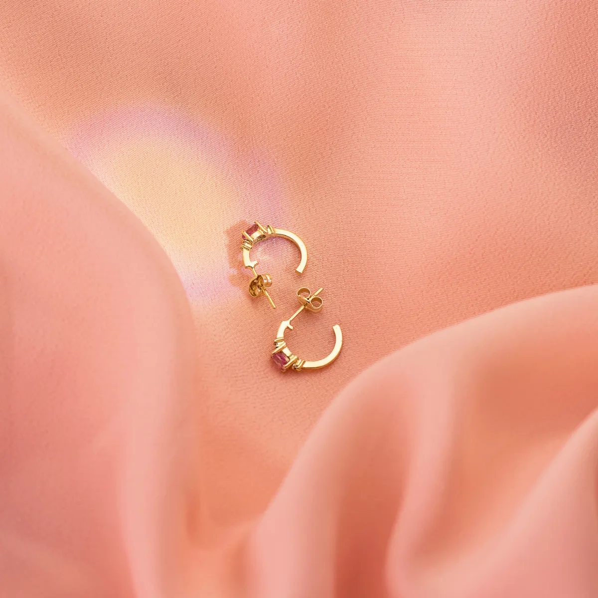 18K PENDIENTES ORO AMARILLO MEDIO ARO LISO CON CIRCONITA ROSA 12X3 MM CIERRE PRESION. — vista 2