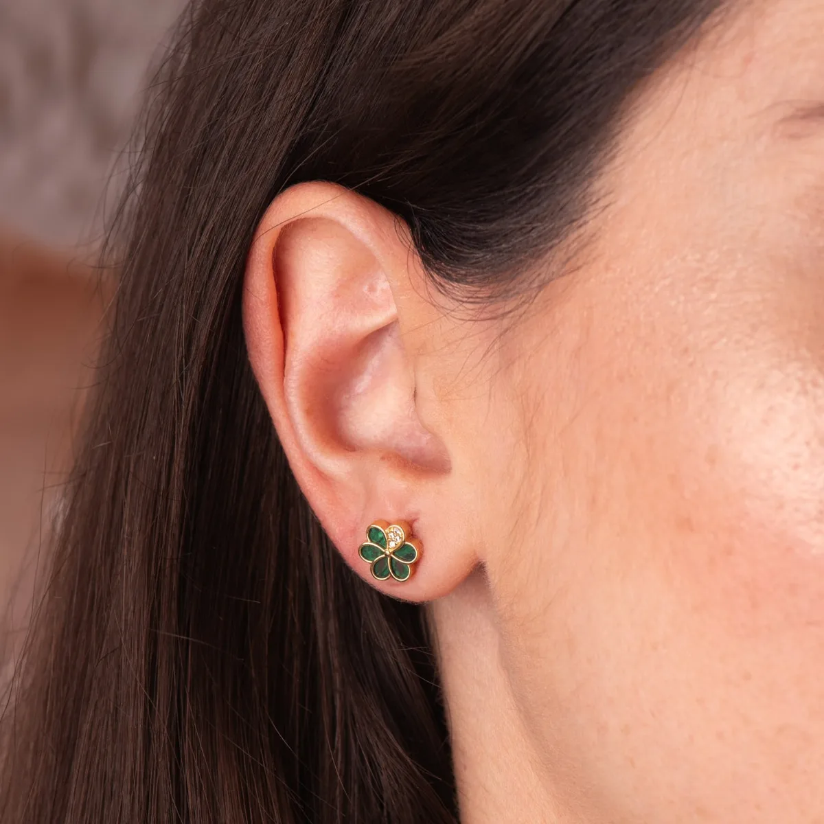 18K PENDIENTES ORO AMARILLO FLOR CON PETALOS DE MALAQUITA Y CIRCONITA 8,5 X 8,5 MM. CIERRE PRESION — vista 2