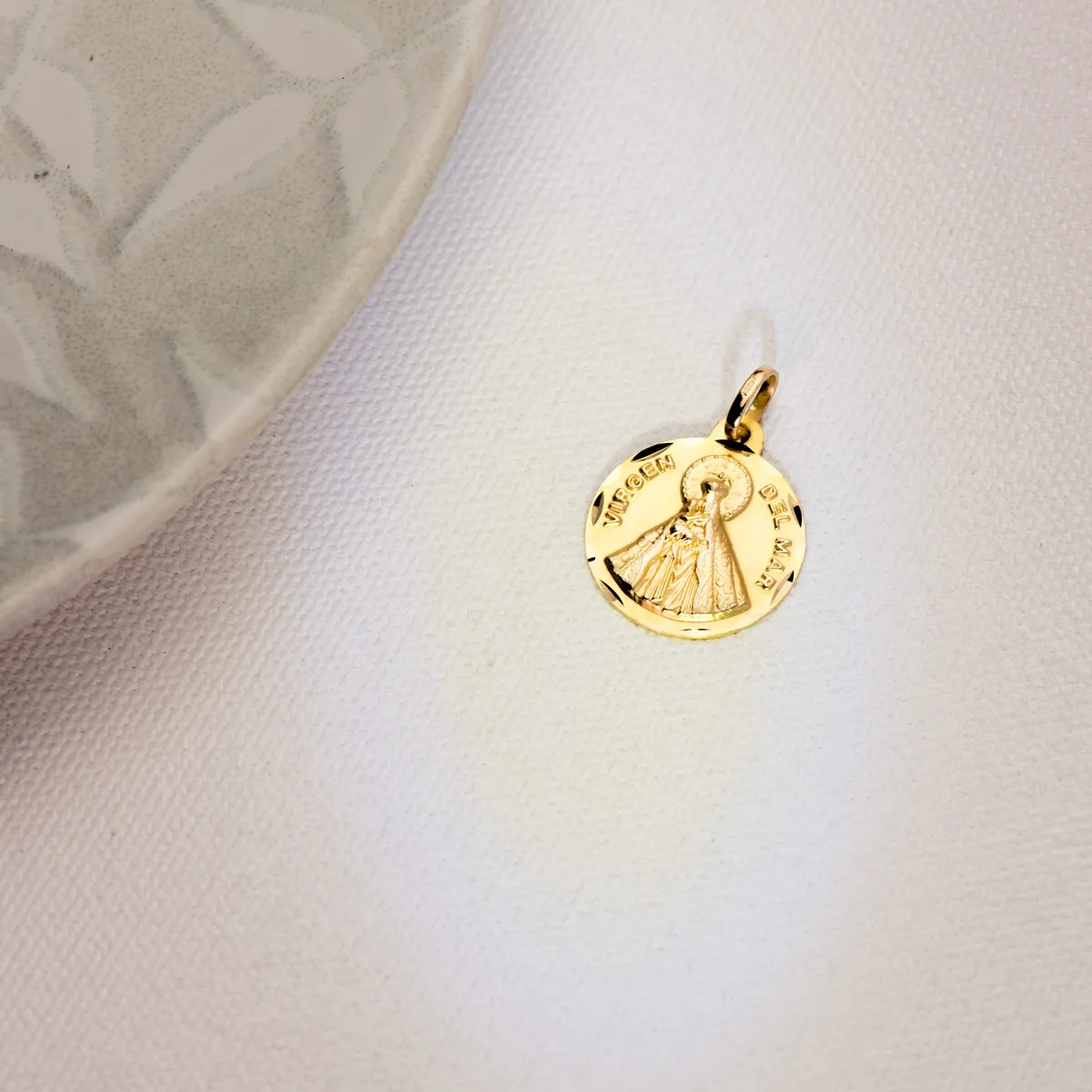 18K MEDALLA ORO AMARILLO VIRGEN DEL MAR TALLADA 18 MM — vista 2