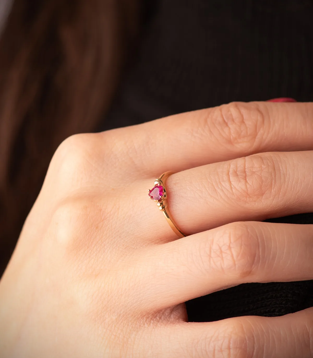 18K SORTIJA ORO AMARILLO CORINDON RECONSTRUIDO CORAZON RUBI 4X4 MM CON GALLONES. — vista 2