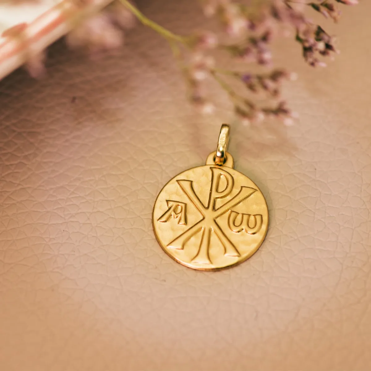 18K MEDALLA ORO AMARILLO CRUZ DE CRISMON MARTELE  18 MM — vista 2