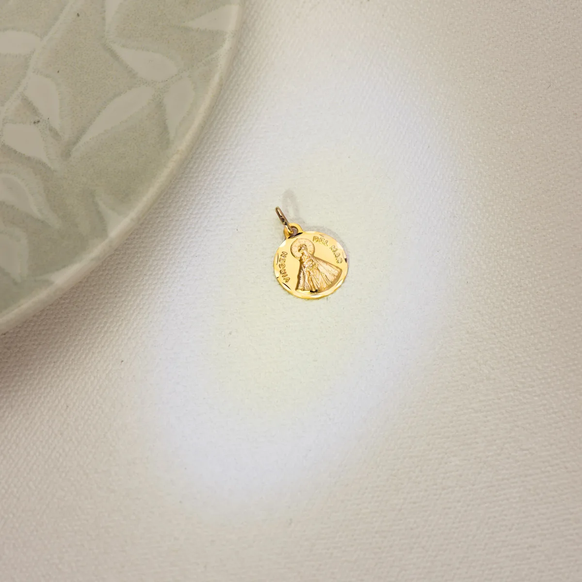 18K MEDALLA ORO AMARILLO NUESTRA SEÑORA VIRGEN DEL MAR 14 MM TALLADA — vista 2