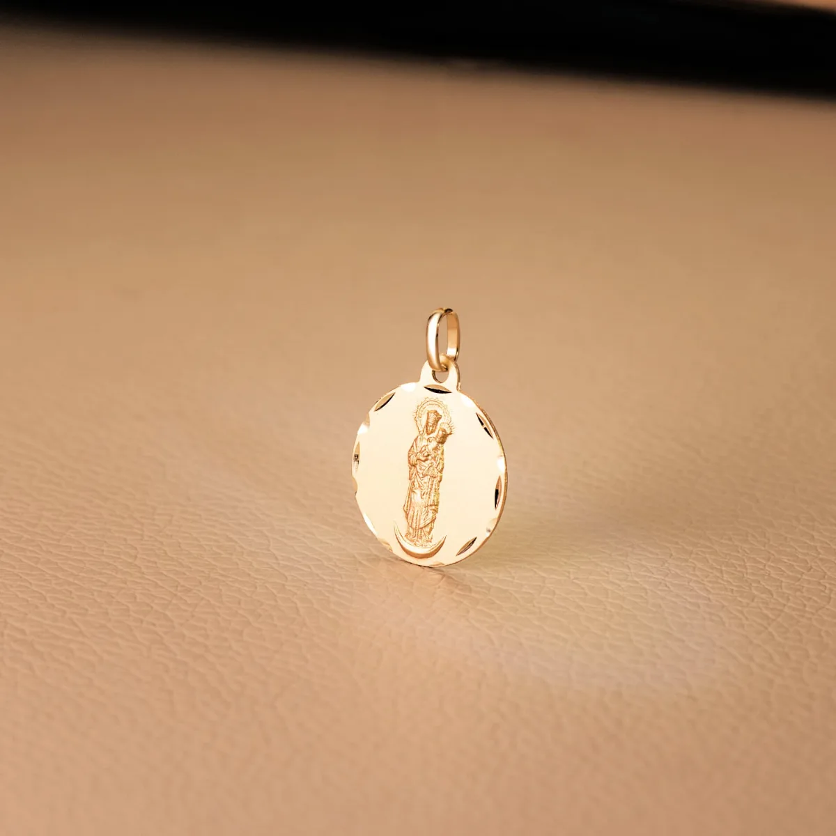18K MEDALLA ORO AMARILLO VIRGEN DE LA ALMUDENA TALLADA 18 MM — vista 2