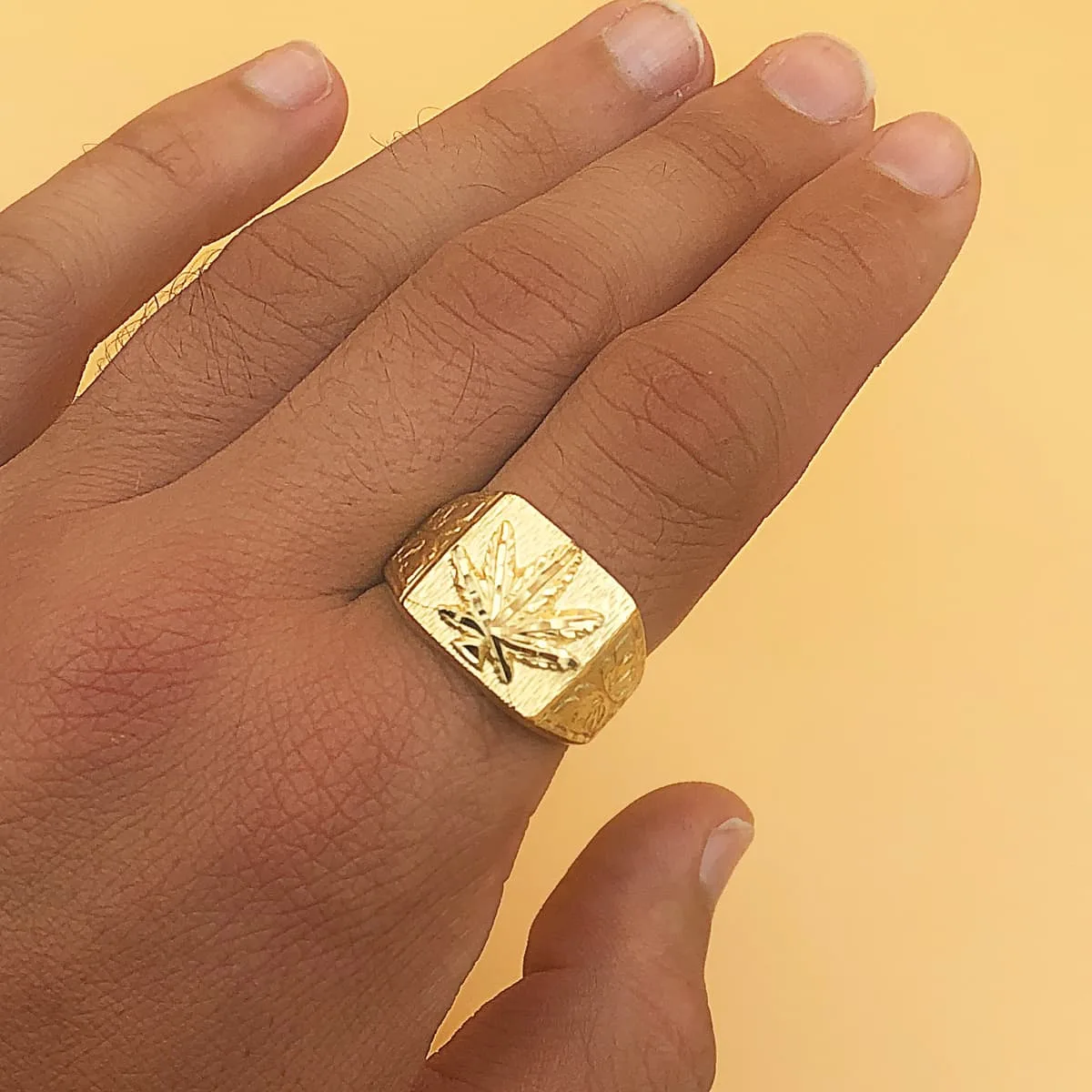 18K SELLO ORO AMARILLO MACIZO RECTANGULAR HOJA MARIHUANA 15X14 MM — vista 3