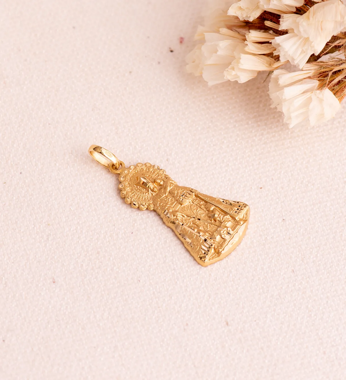 18K MEDALLA SILUETA VIRGEN ORO AMARILLO DE LOS DESAMPARADOS 26X15 MM — vista 2