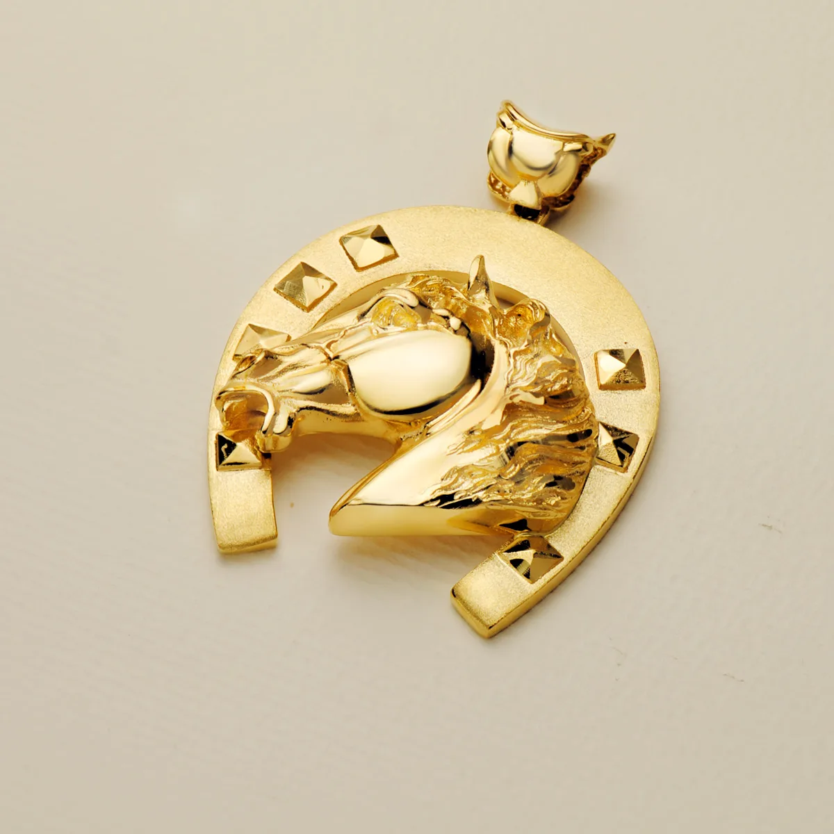 18K COLGANTE ORO AMARILLO HERRADURA CON CABALLO 50X44 MM — vista 3