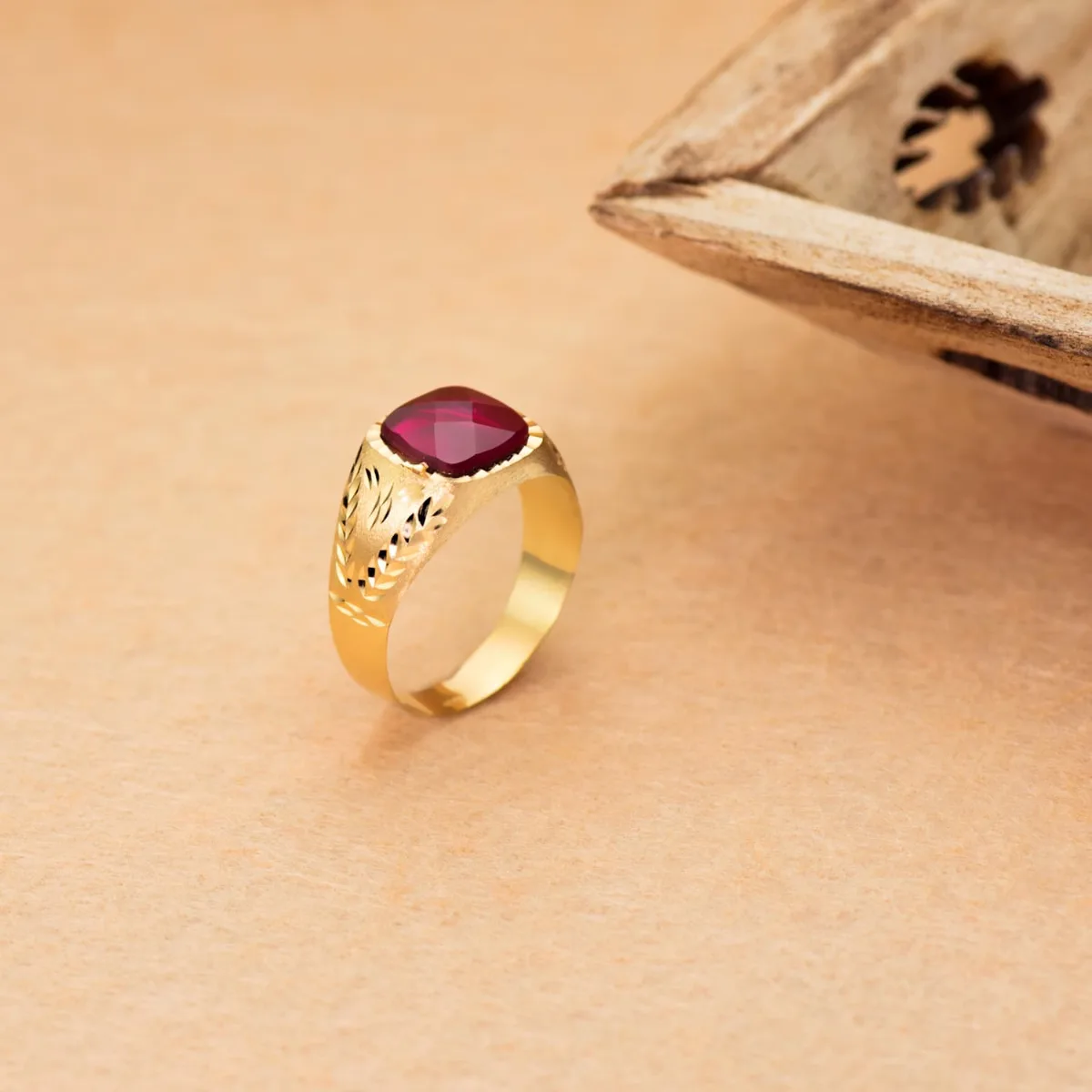 18K SELLO ORO AMARILLO CABALLERO CON PIEDRA RUBI SPINEL 9X9 MM LATERAL TALLADO — vista 2