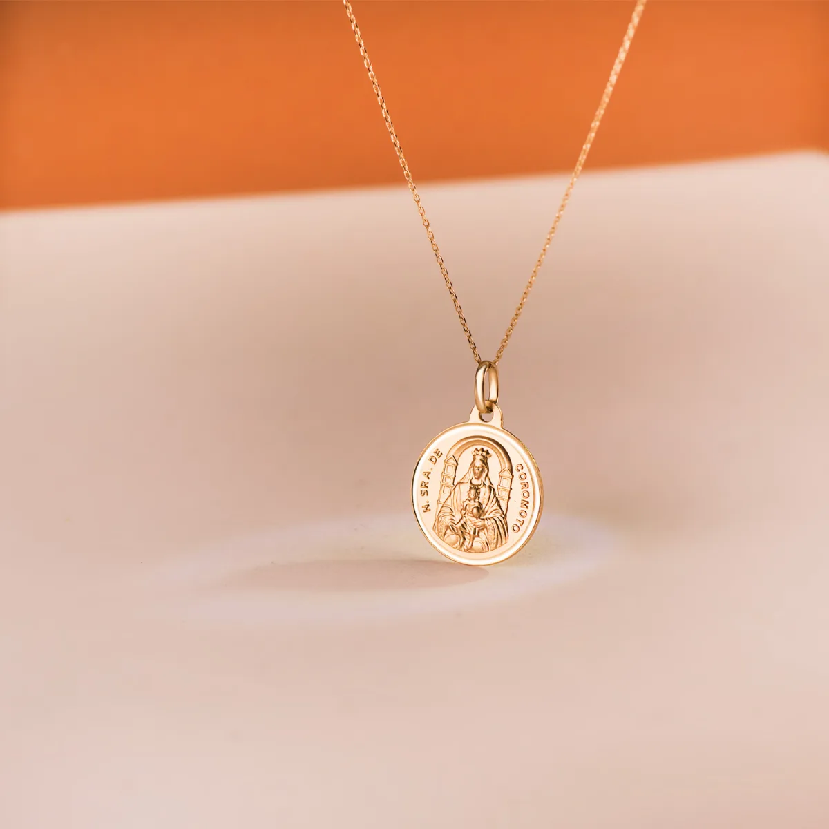 18K MEDALLA ORO AMARILLO VIRGEN NUESTRA SRA DEL COROMOTO 18 MM TALLA BISEL — vista 2